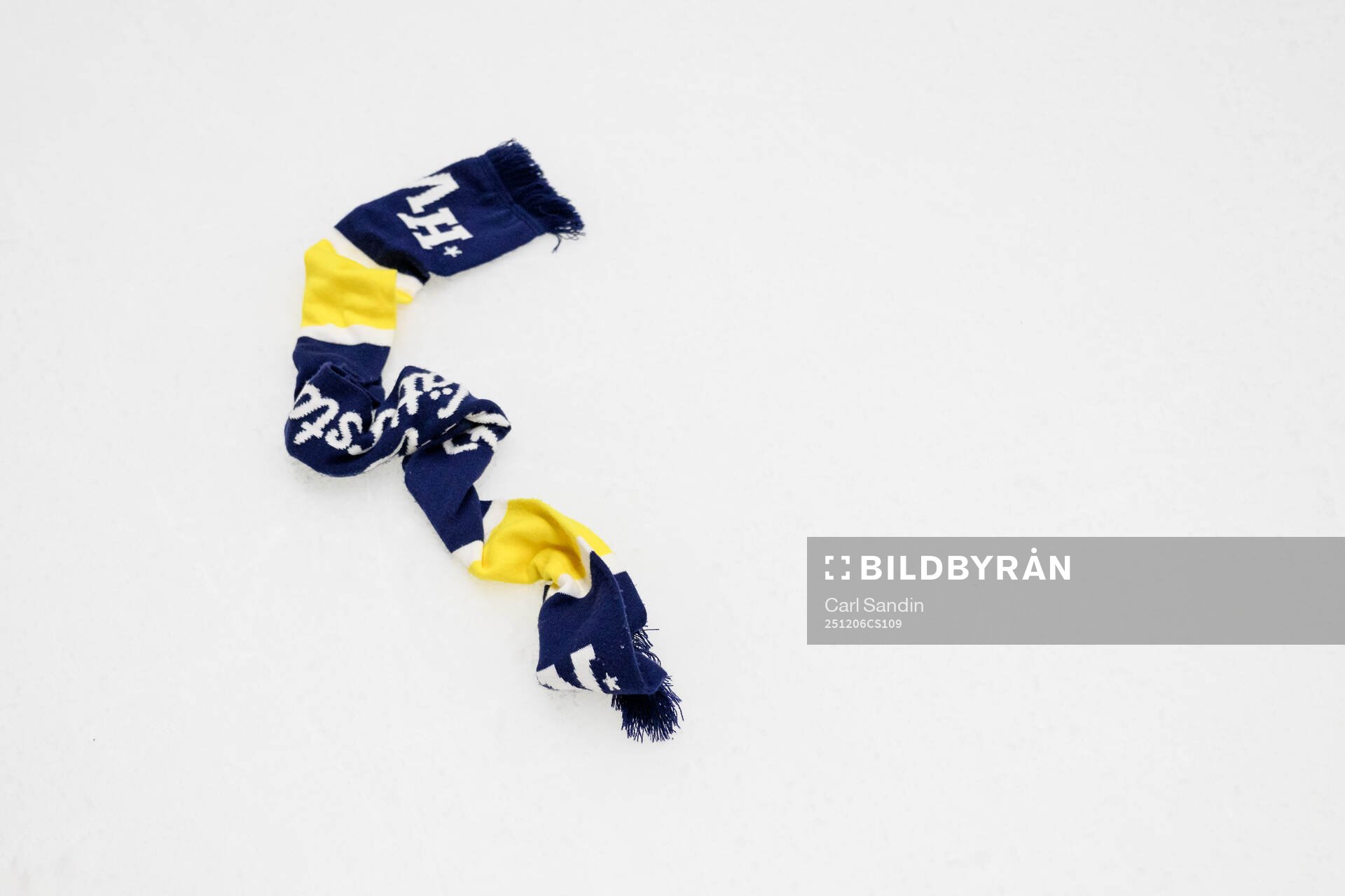En HV71-halsduk på isen