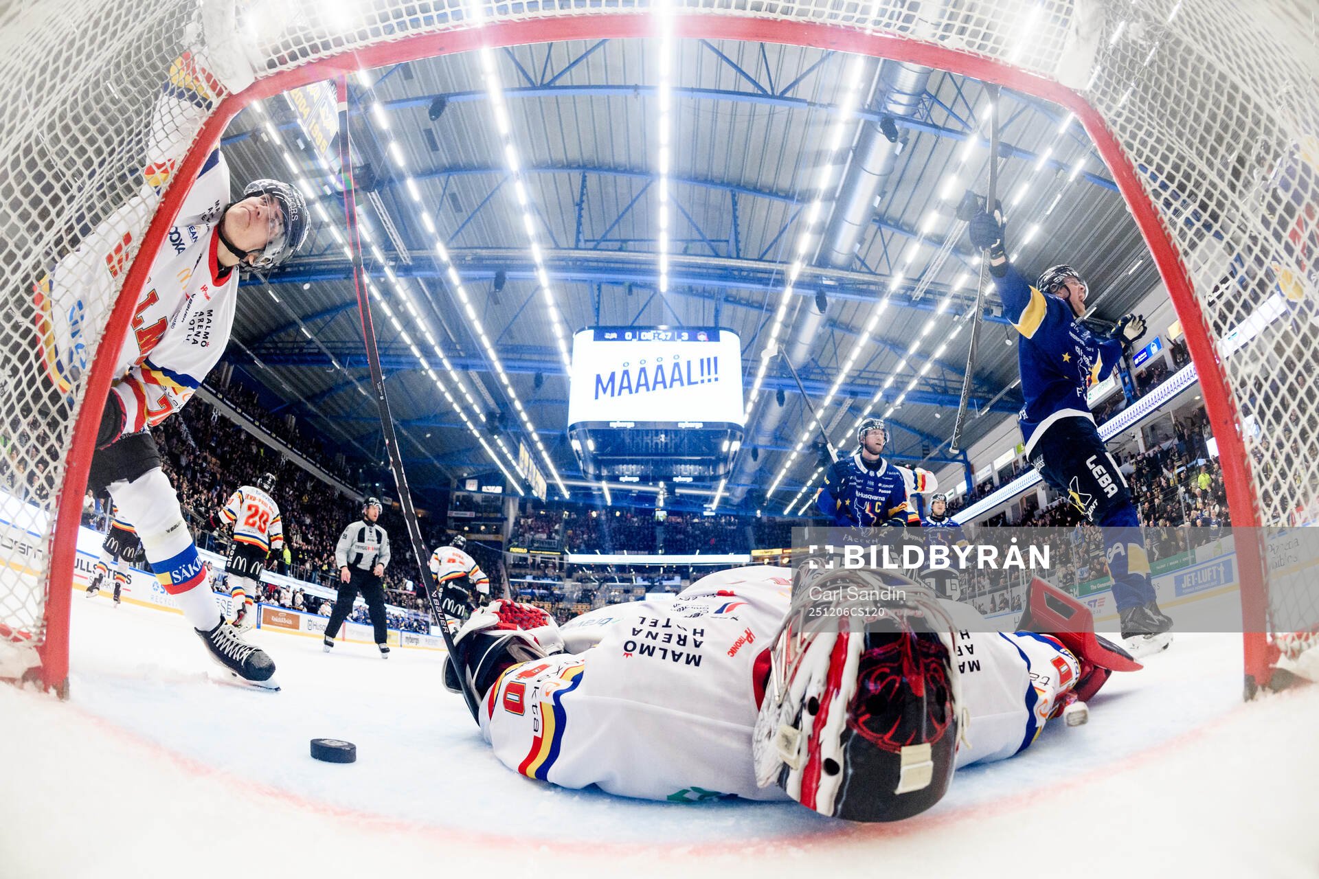 HV71s Lukas Rousek (ej i bild) gör 1-3 bakom Malmö