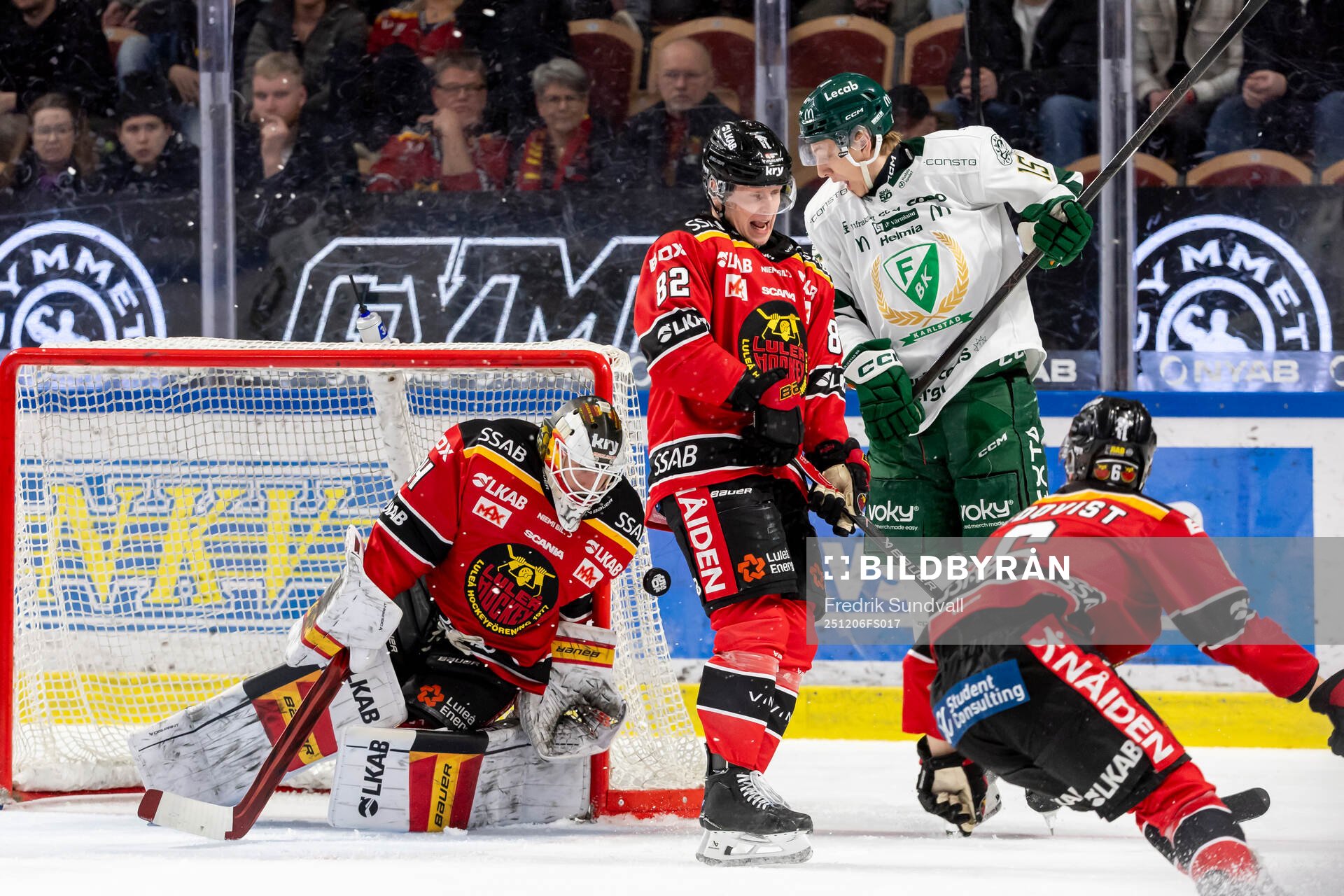 Färjestads Jack Berglund mot Luleås målvakt Joel