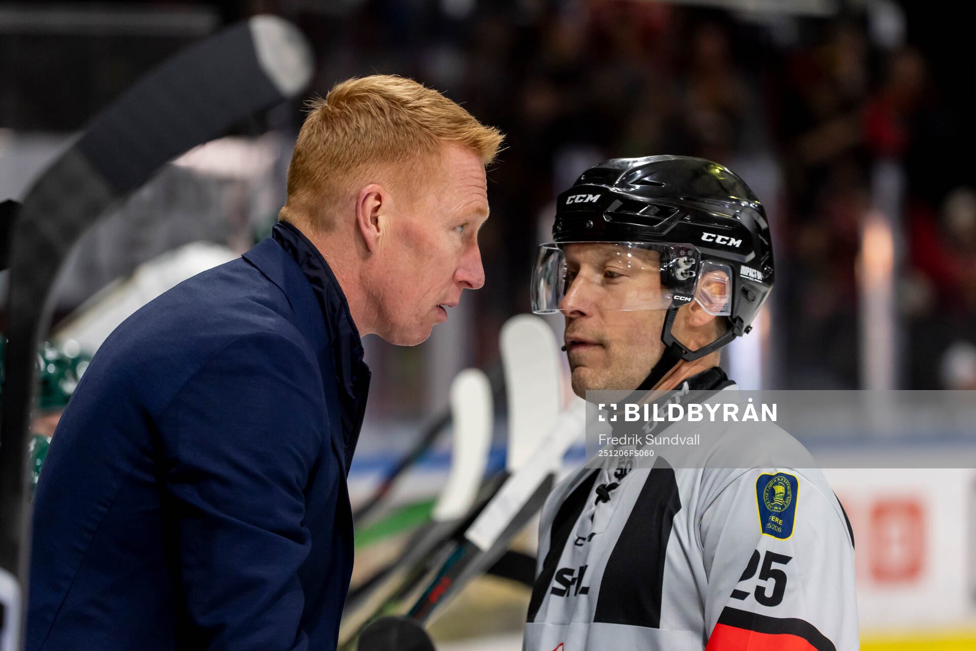 Färjestads tränare Jörgen Jönsson  i samtal med