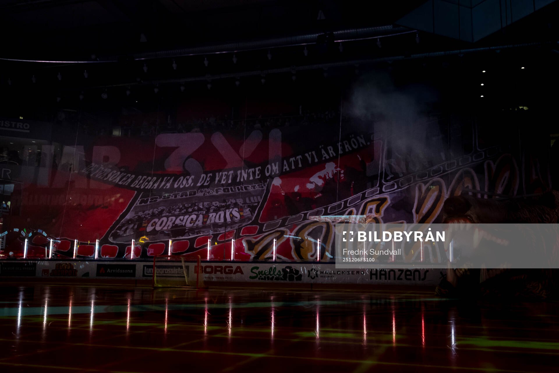 Luleåfans Corsica boys tifo innan ishockeymatchen i SHL