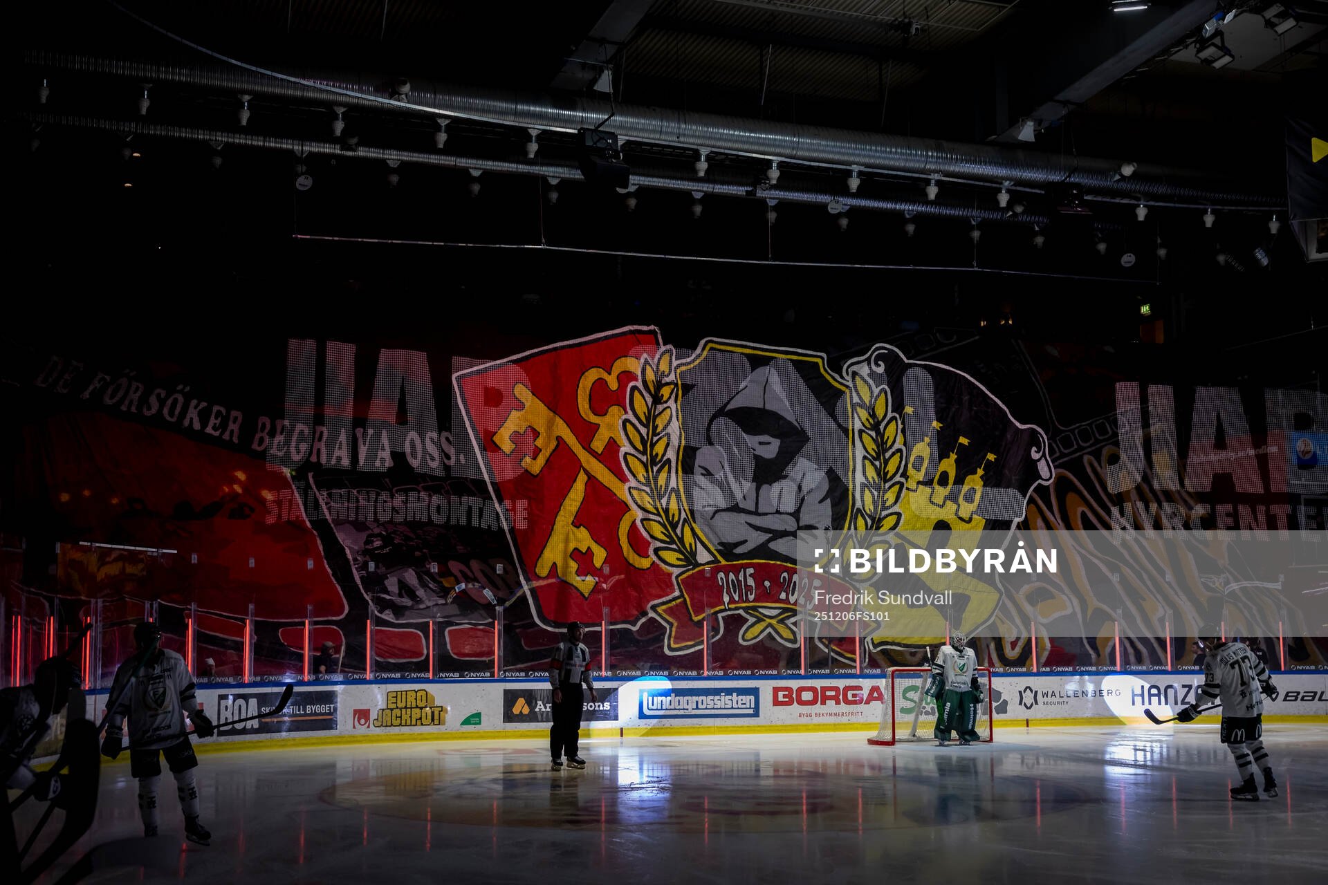 Luleåfans Corsica boys tifo innan ishockeymatchen i SHL