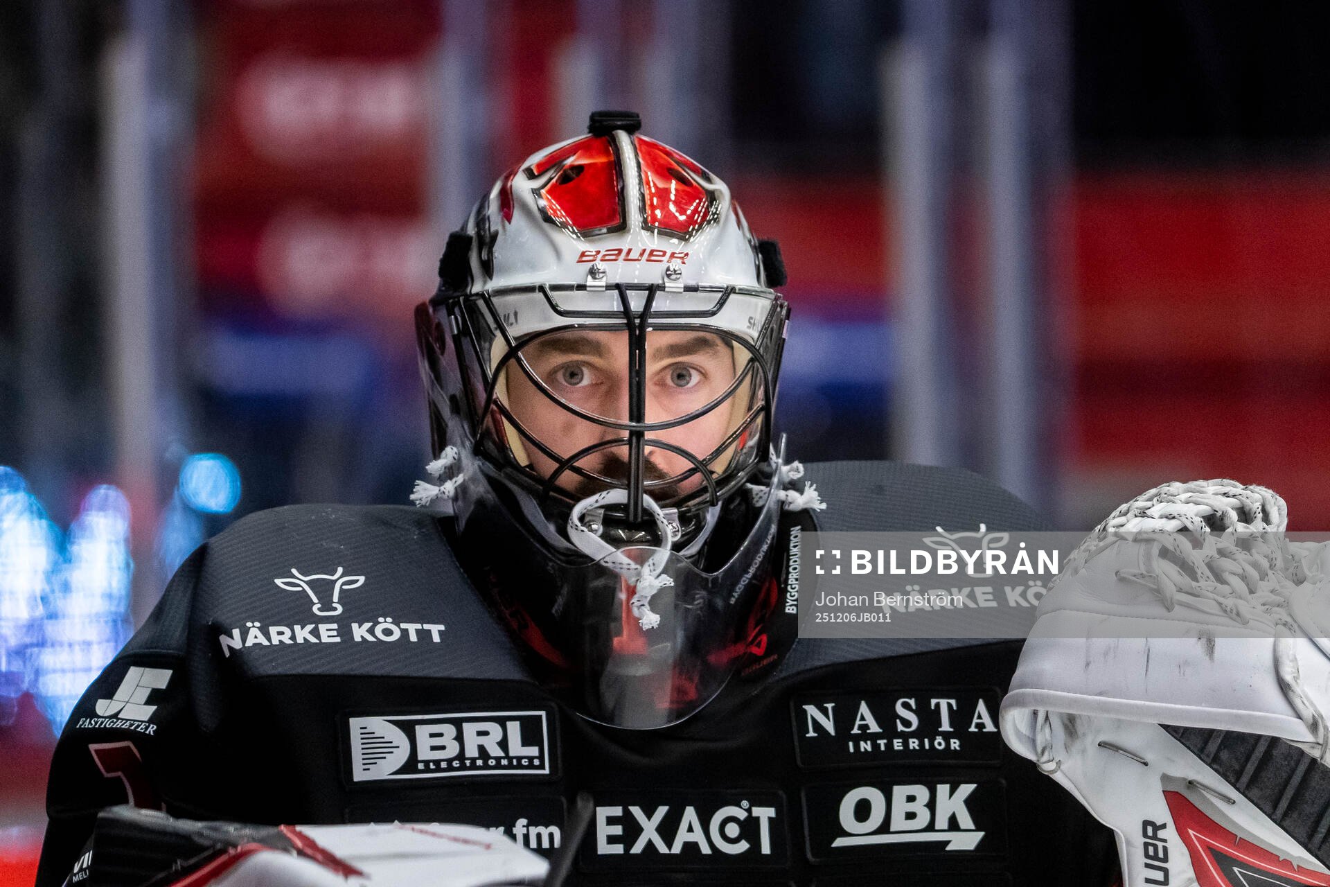 Örebros målvakt Jhonas Enroth införishockeymatchen i SHL