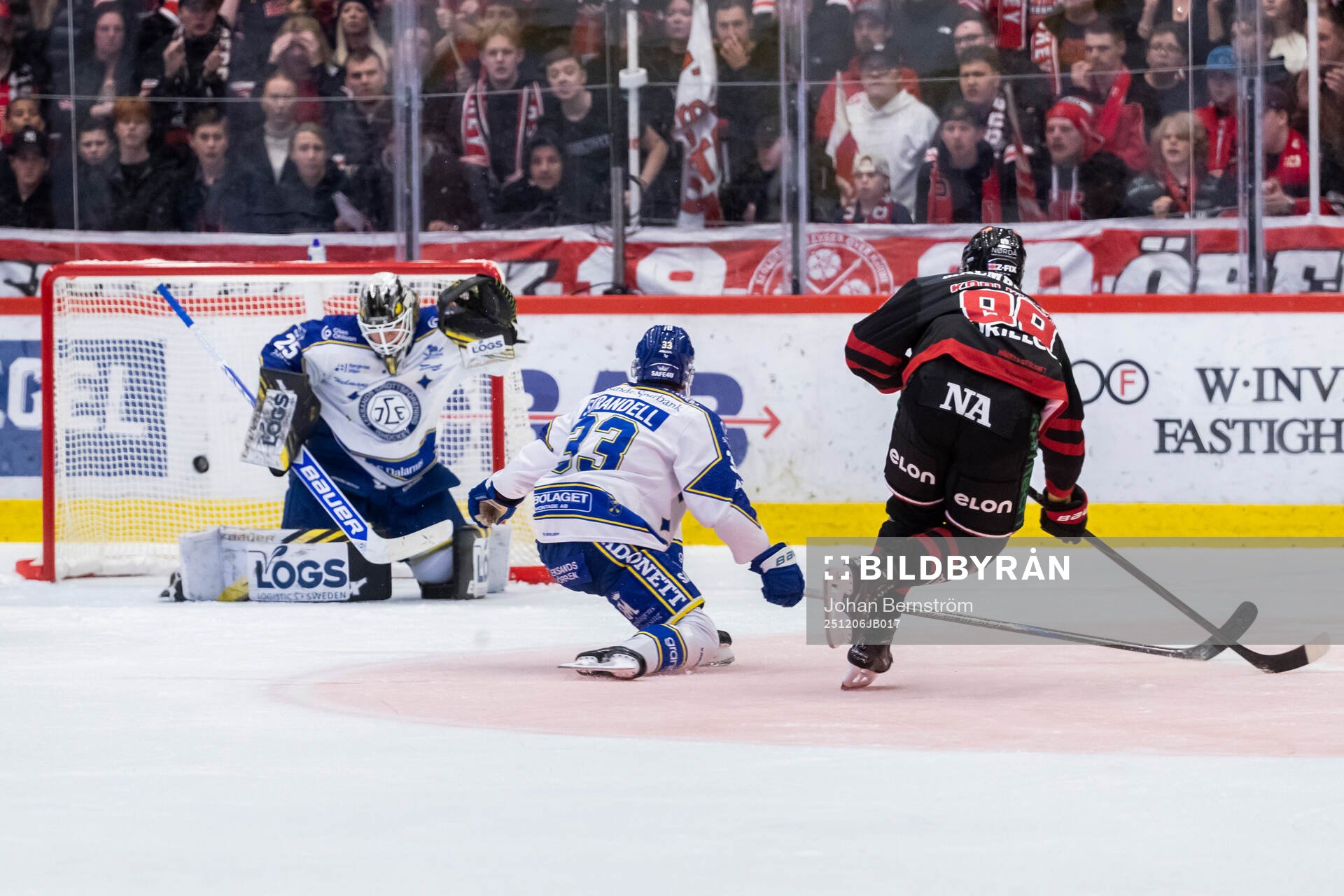 Örebros Patrik Karlkvist gör 1-0 på Leksands målvakt
