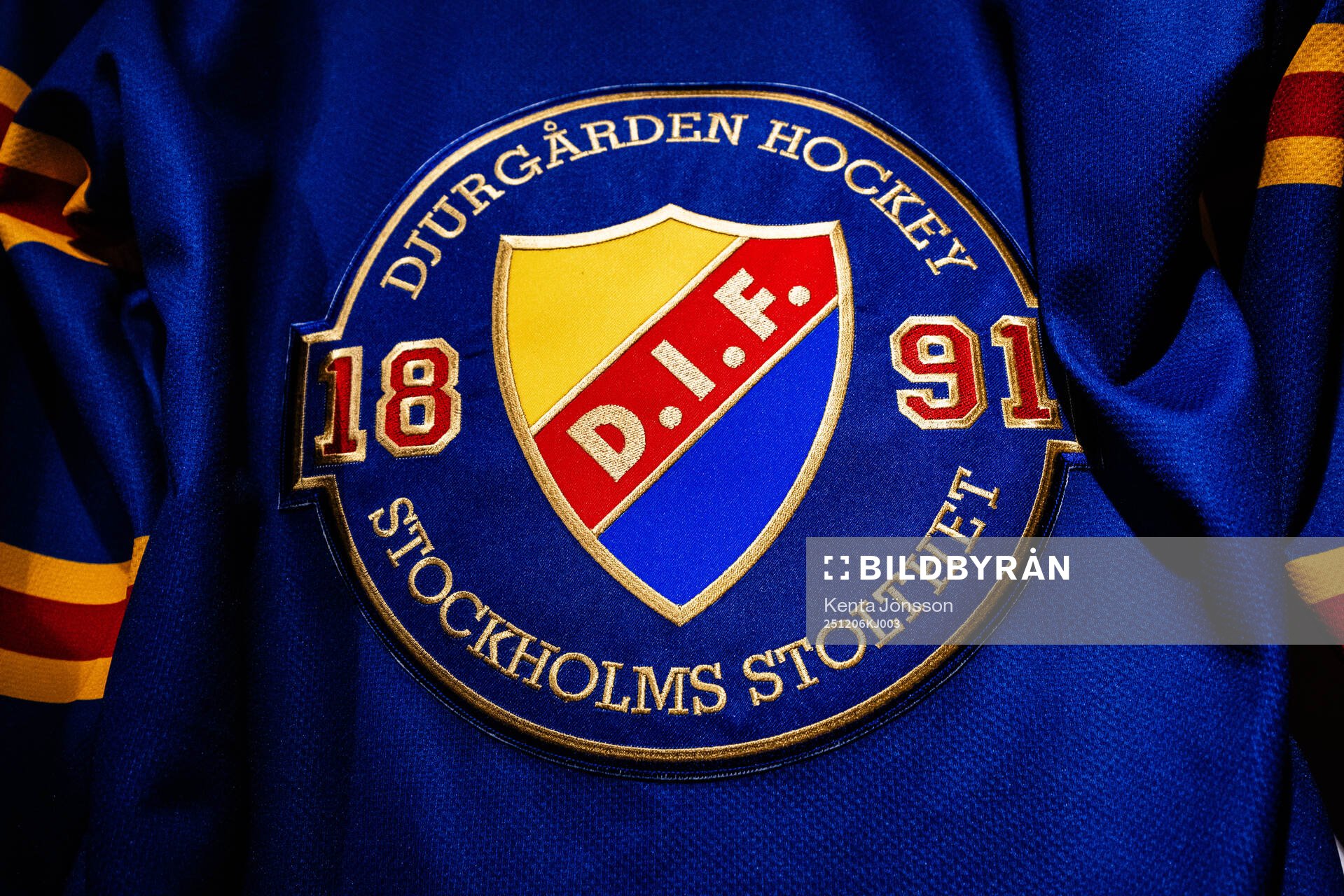 Djurgårdens klubbmärke på en matchtröja i souvenirshopen