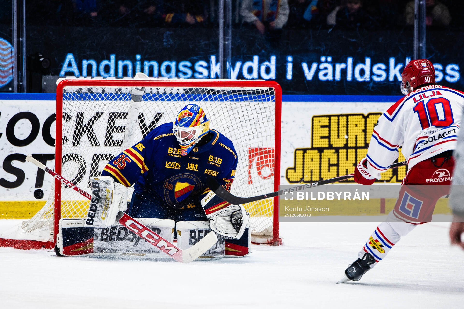 Djurgårdens målvakt Magnus Hellberg räddar en straff av