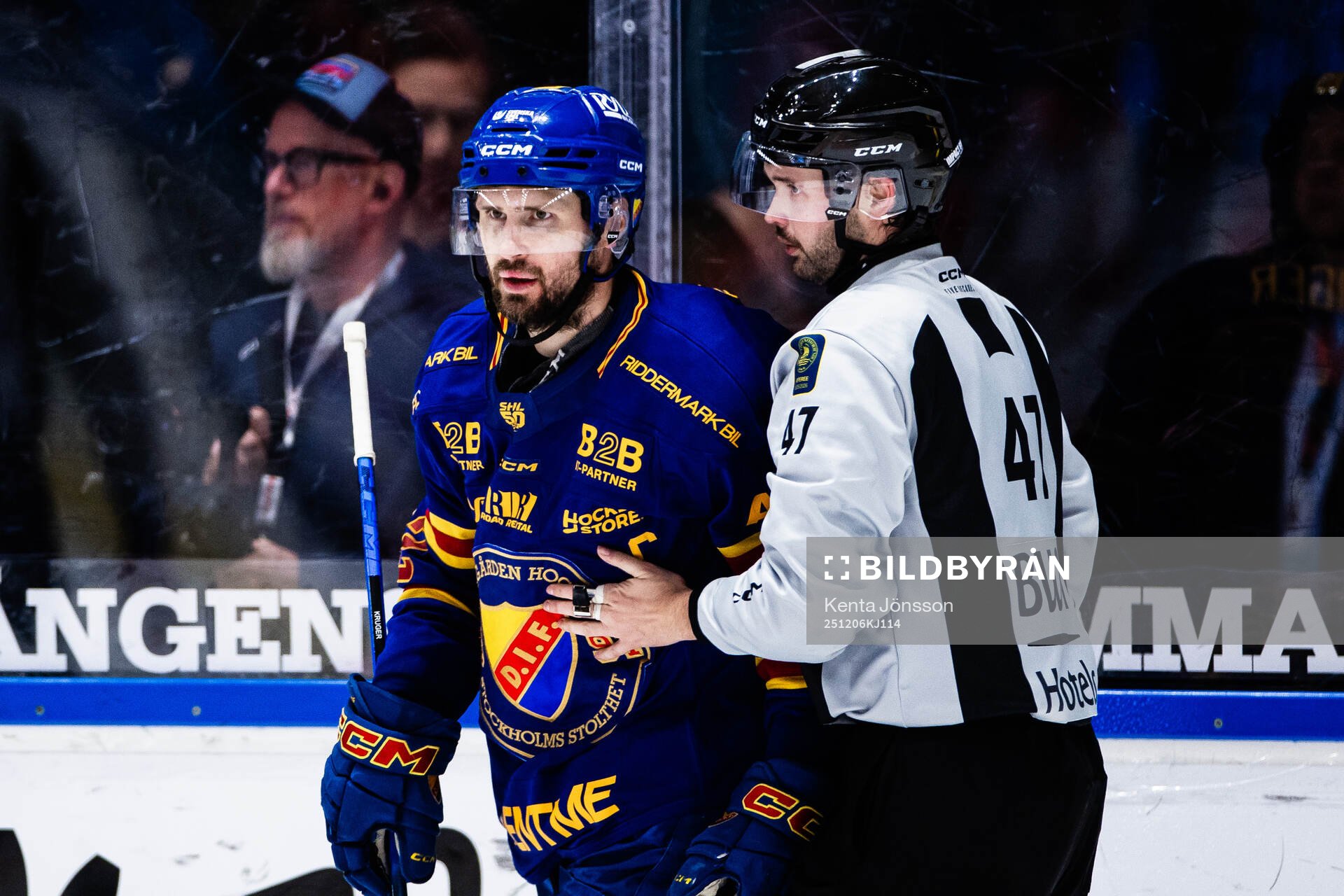 Djurgårdens Marcus Krüger och linjedomare Oliver Sjöberg