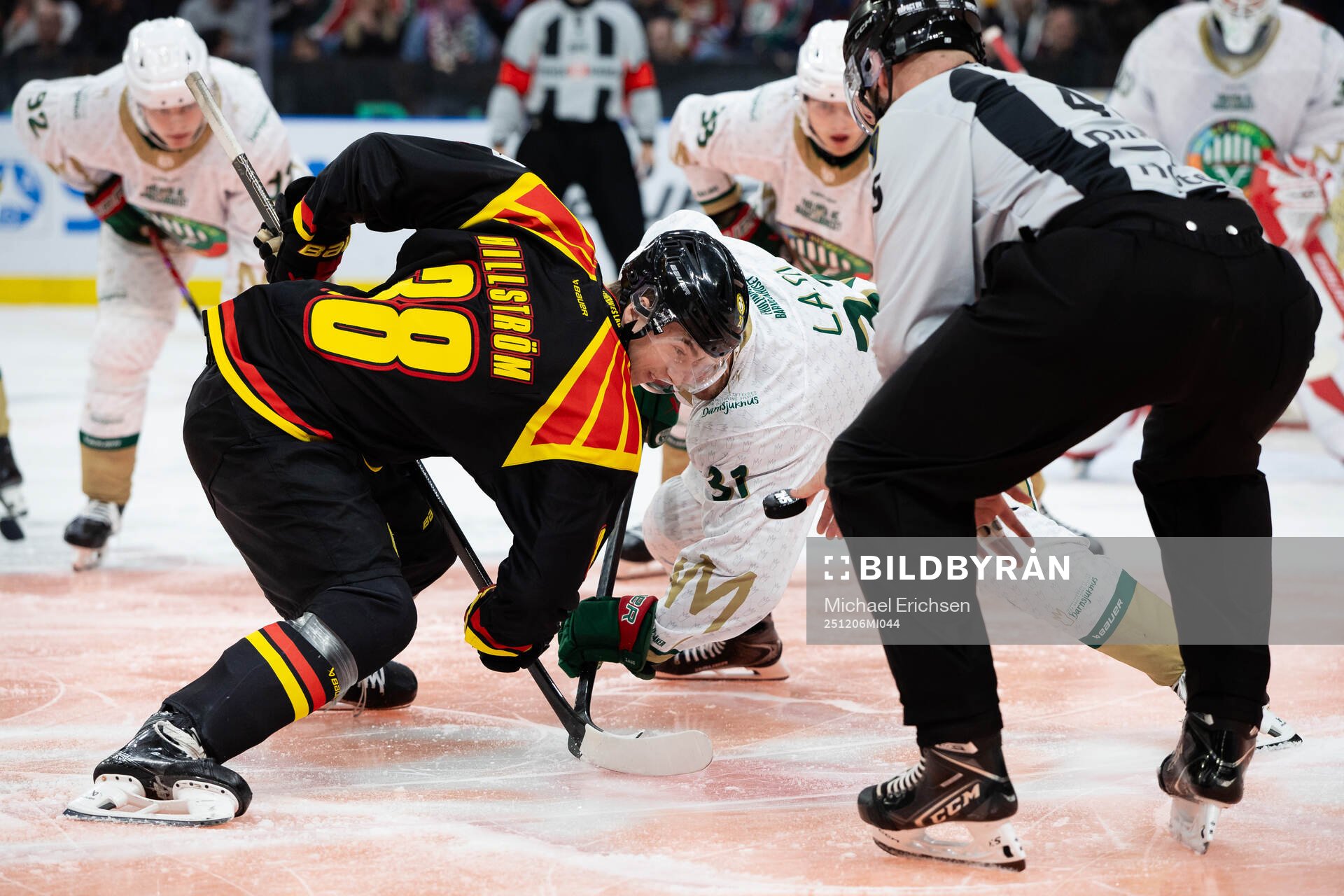 Brynäs Johannes Kinnvall tekar mot Frölundas Nicklas Lasu