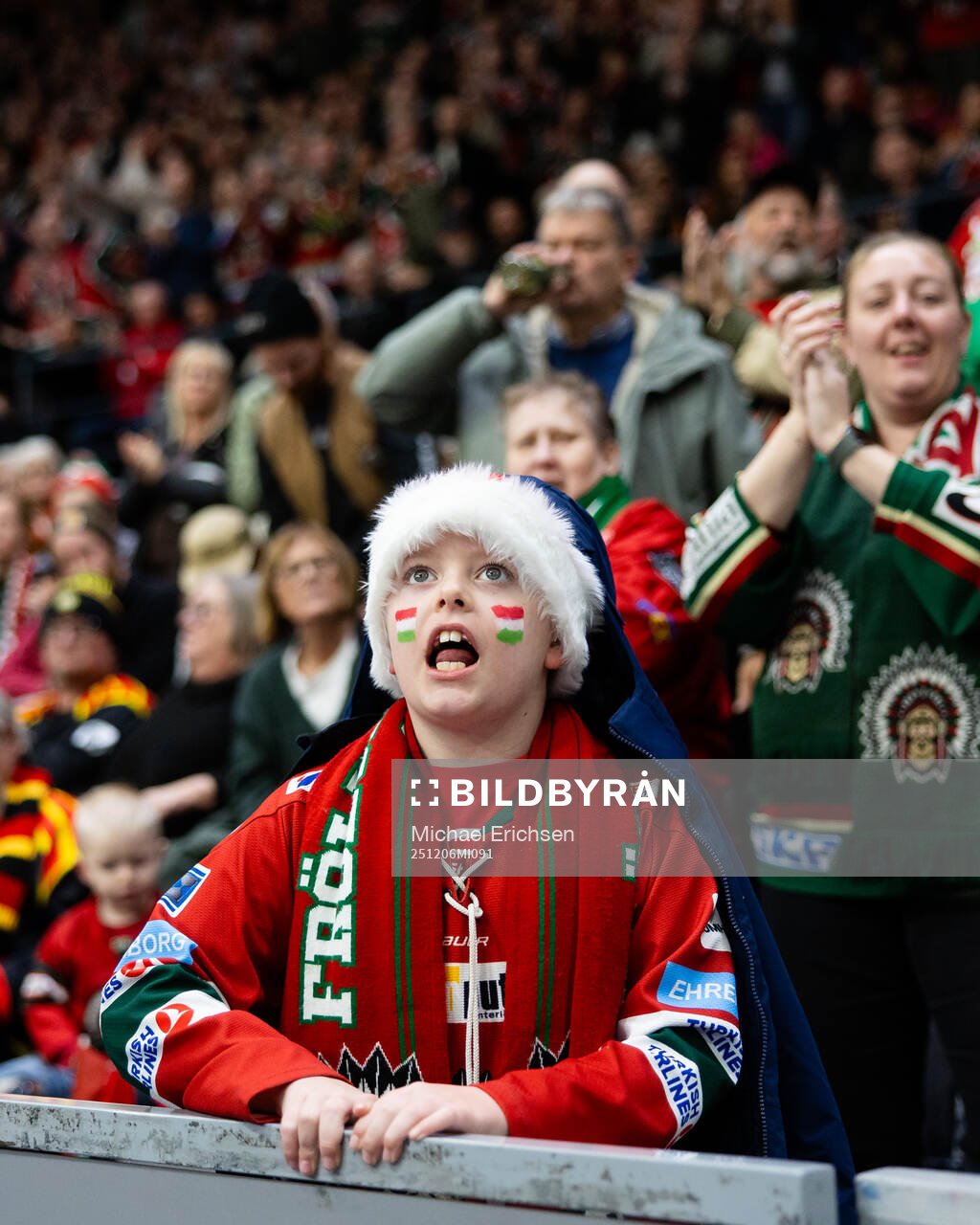 Frölunda supportrar jublar i slutet av ishockeymatchen i