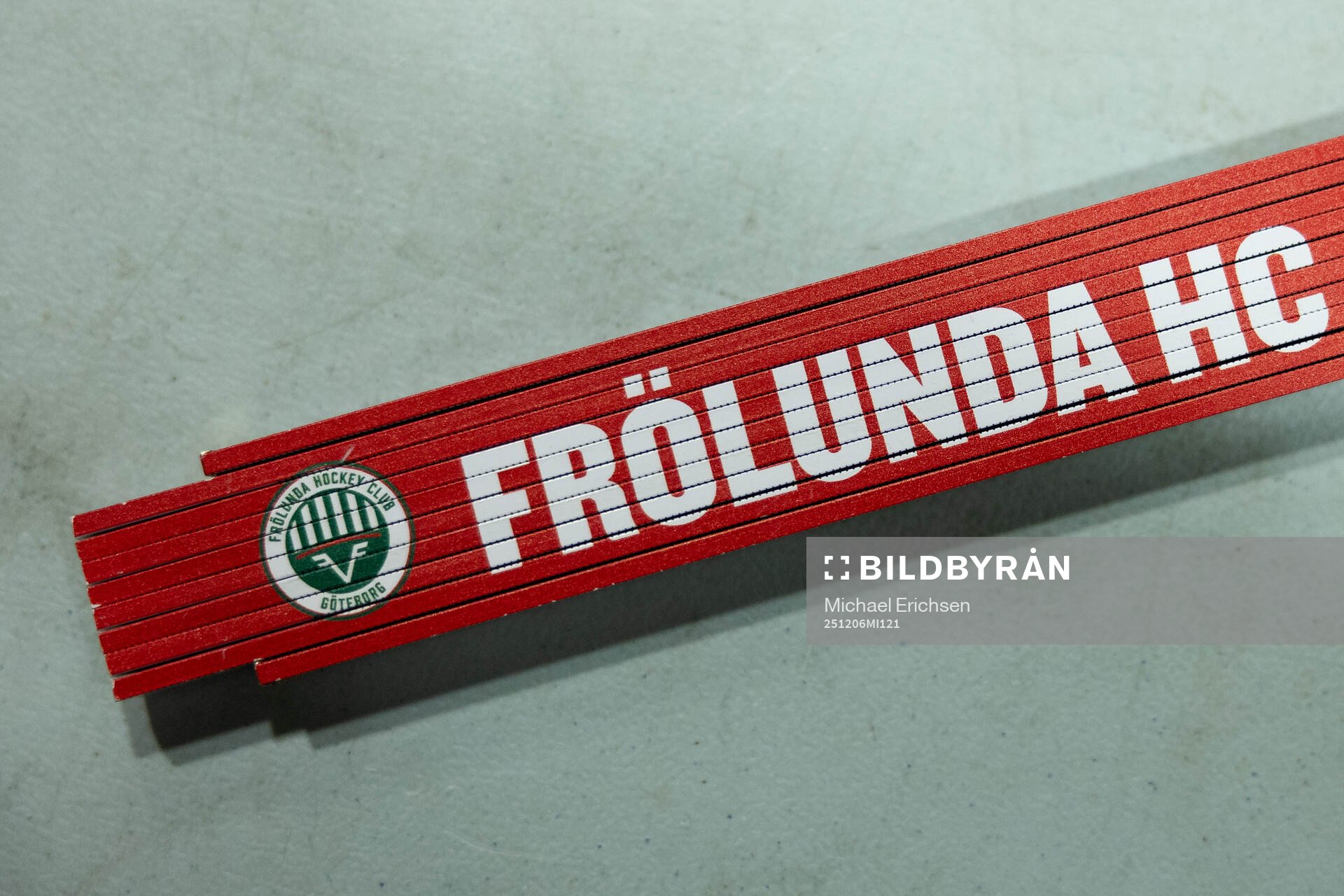 Frölundas klubbmärke på en tumstock