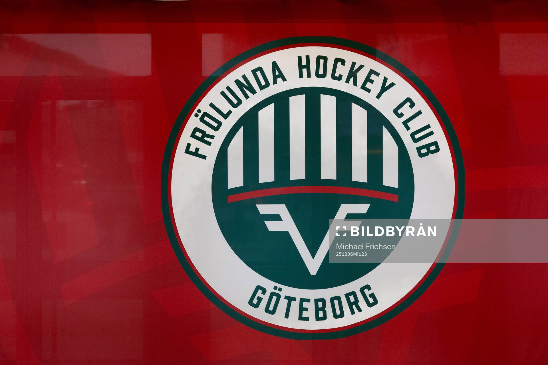 Frölundas klubbmärke på en vägg i Scandinavium
