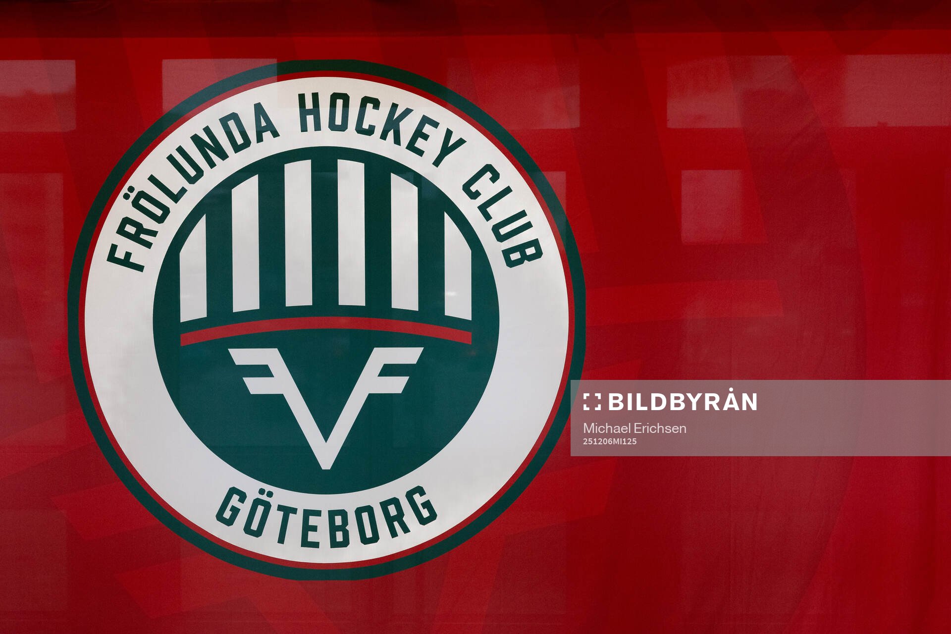 Frölundas klubbmärke på en vägg i Scandinavium