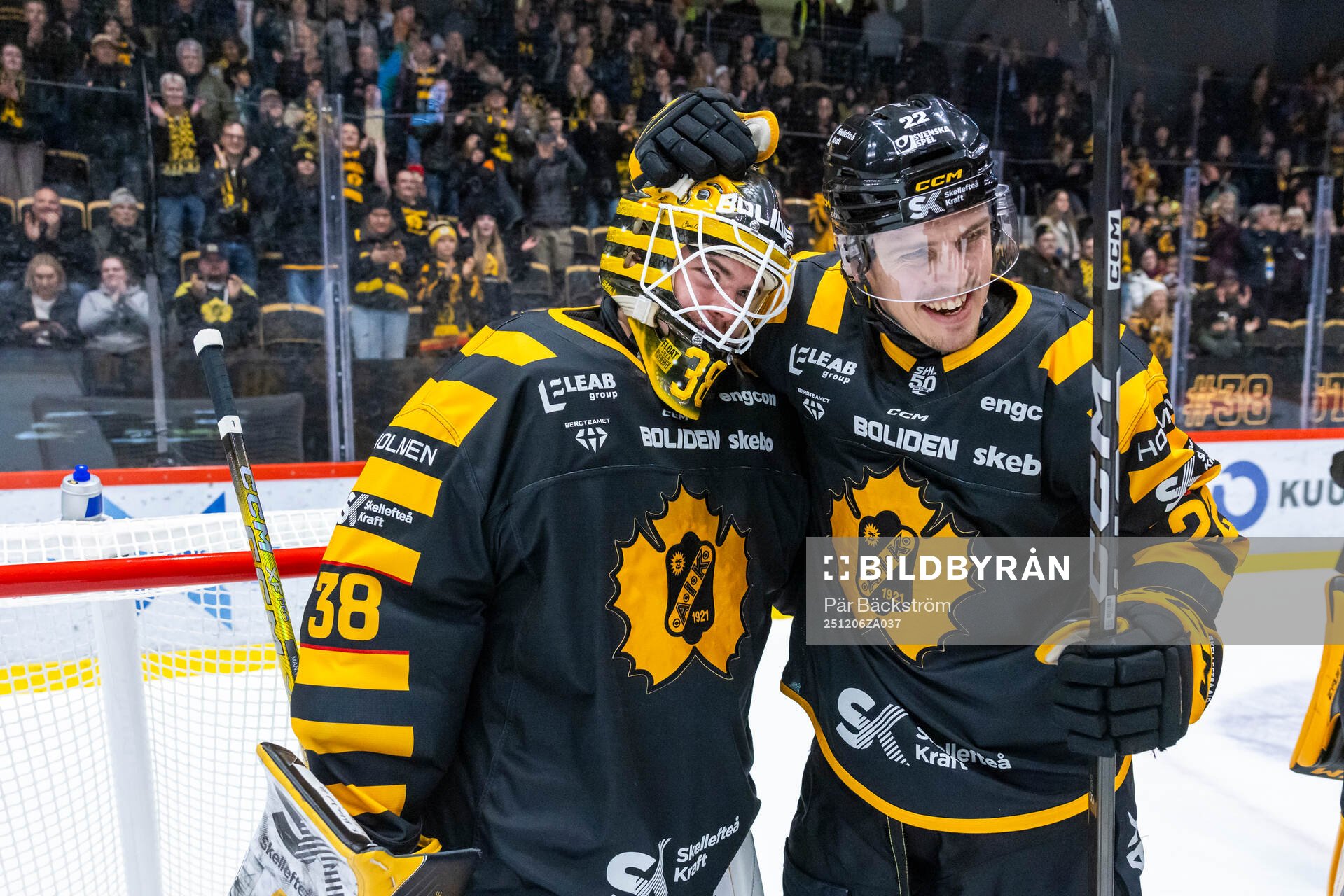 Skellefteås målvakt Strauss Mann jublar med Jonathan