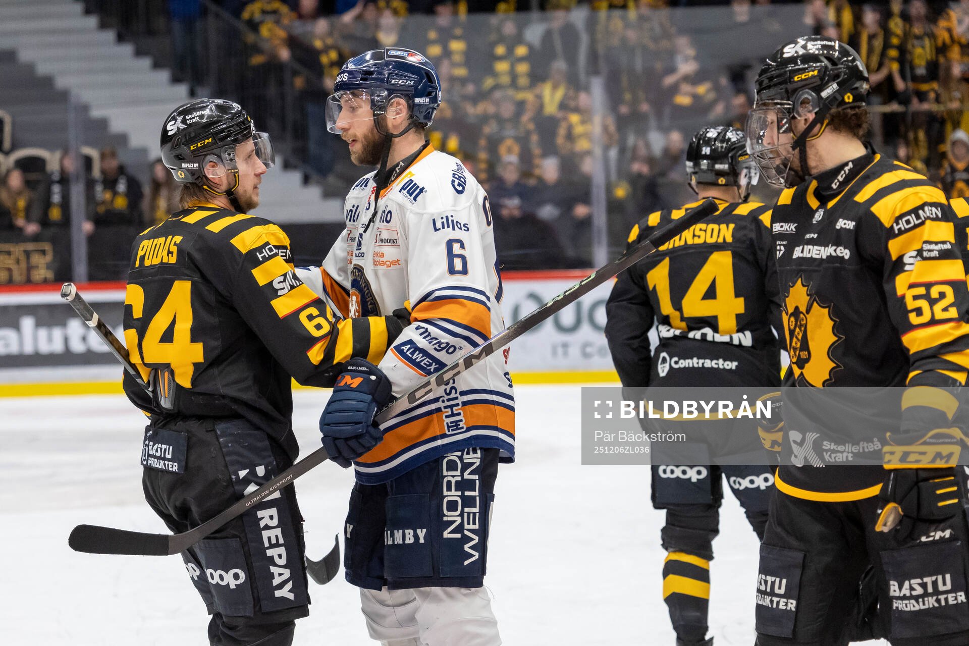 Skellefteås Jonathan Pudas tackar Växjös Petter Granberg