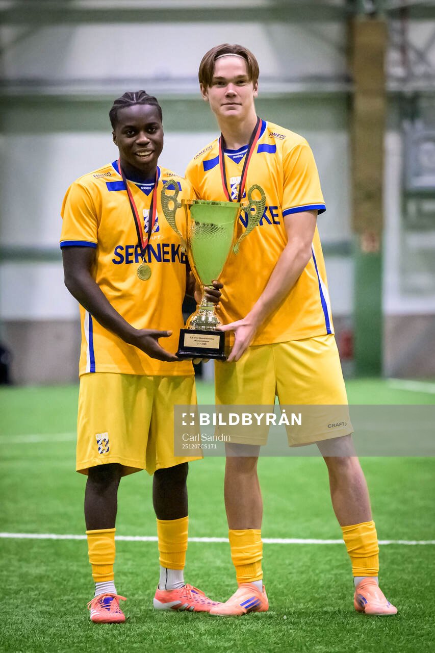 IFK Göteborgs Landing Sidibeh och Hannes Skånberg jublar