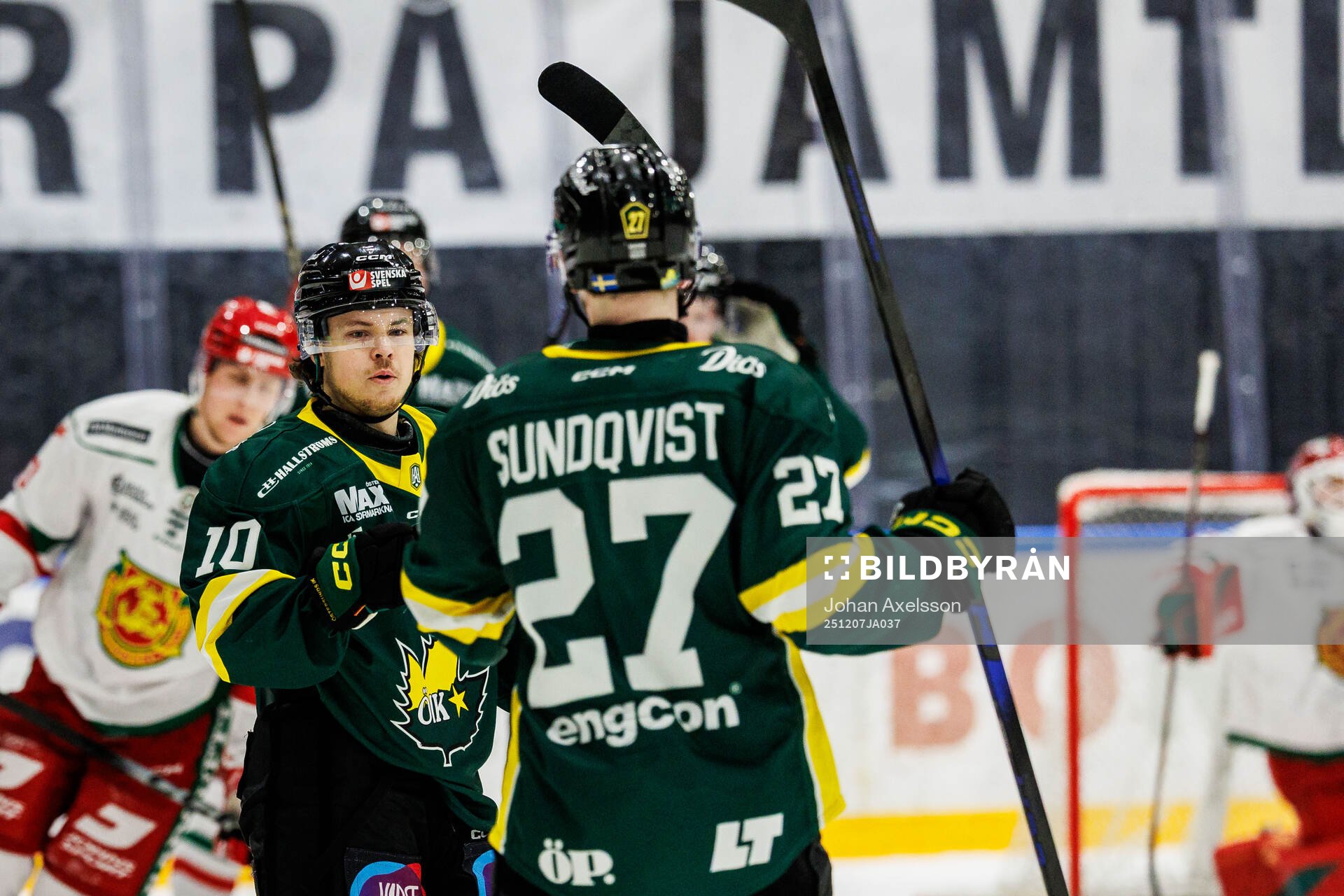 Östersunds Oliver Kandergård jublar och Leo Sundqvist