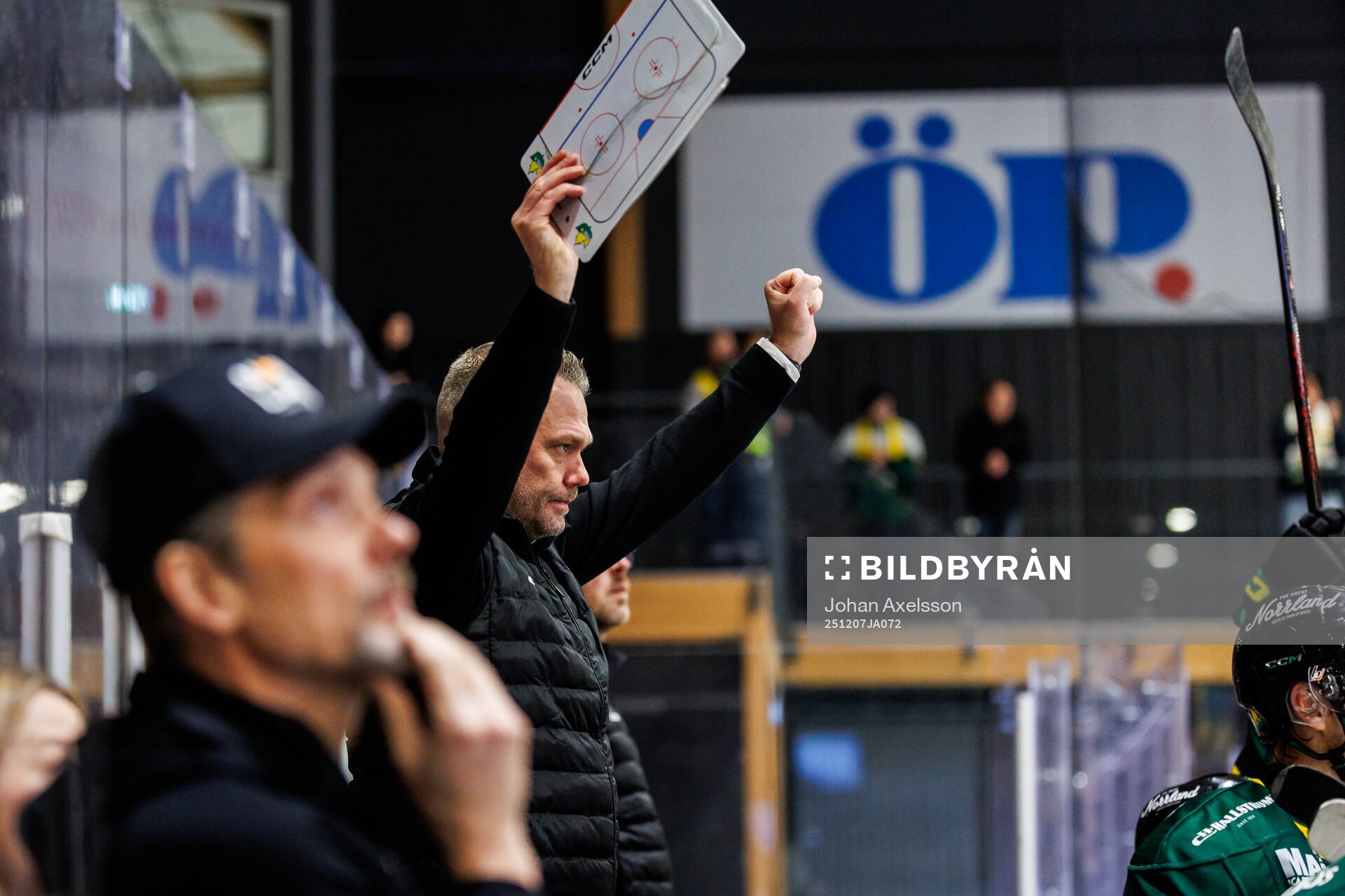 Östersunds tränare Mikael Holmqvist jublar