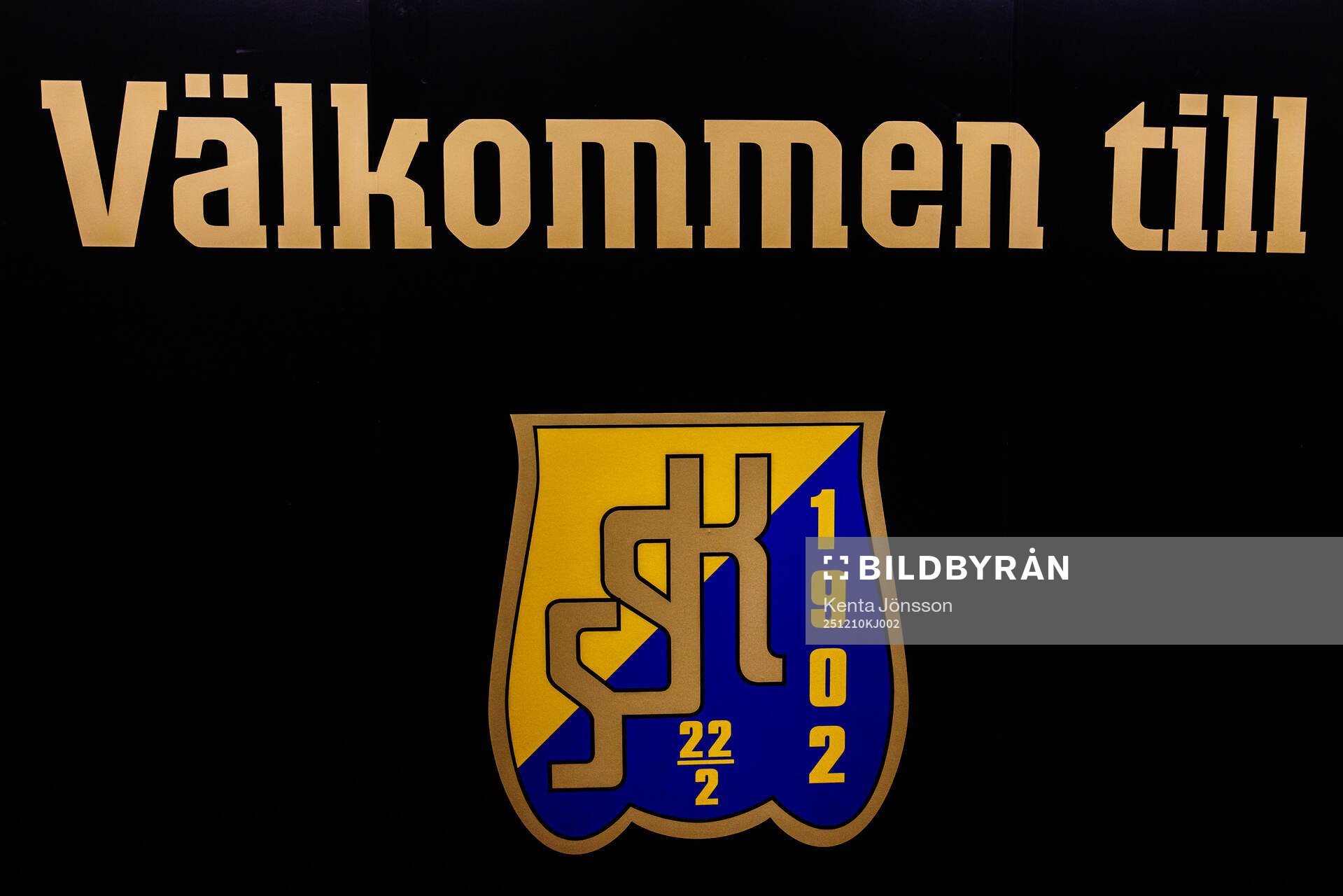 Södertäljes klubbmärke på en vägg i Scaniarinken