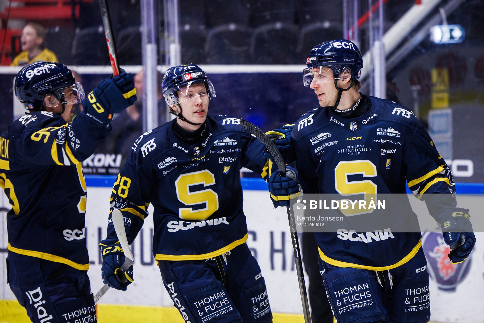 Södertäljes Carter Ashton 8h) jublar med Adam Hesselvall
