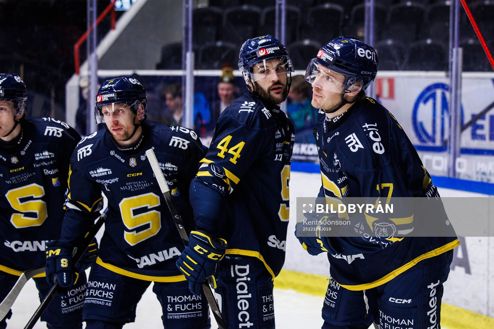 Södertäljes Carter Ashton (h) jublar med Filip Windlert