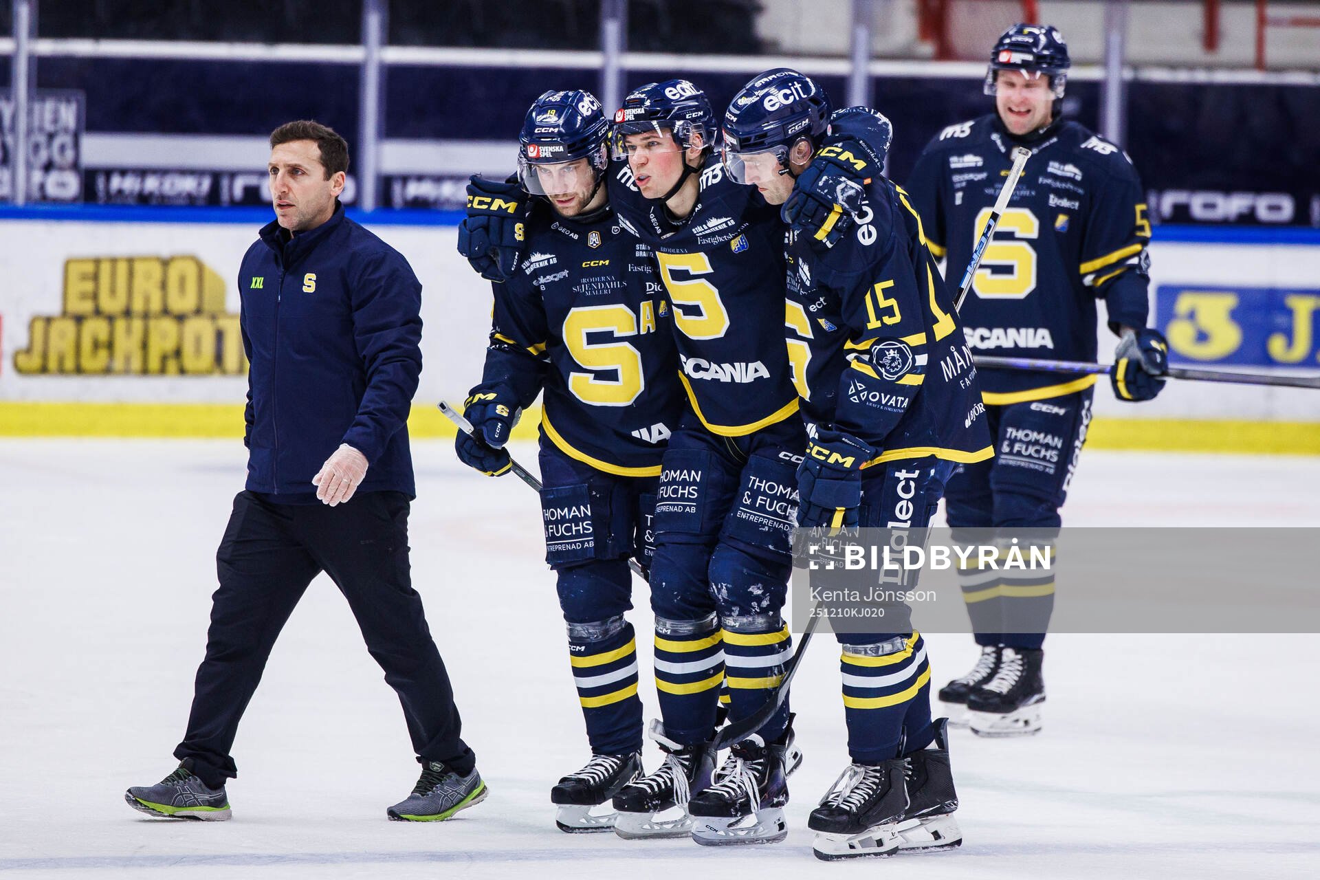 Södertäljes Måns Lindbäck lämnar planen med en skada