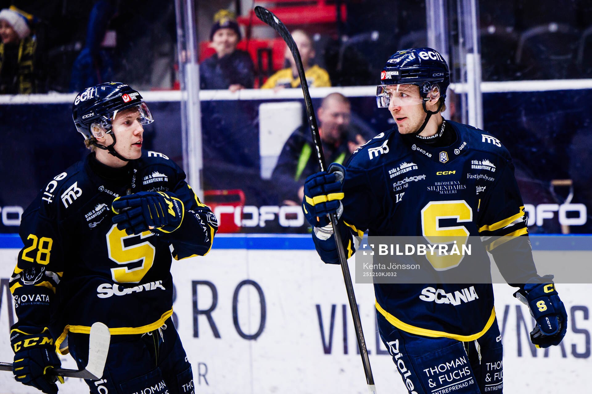 Södertäljes Carter Ashton (h) jublar med Adam Hesselvall