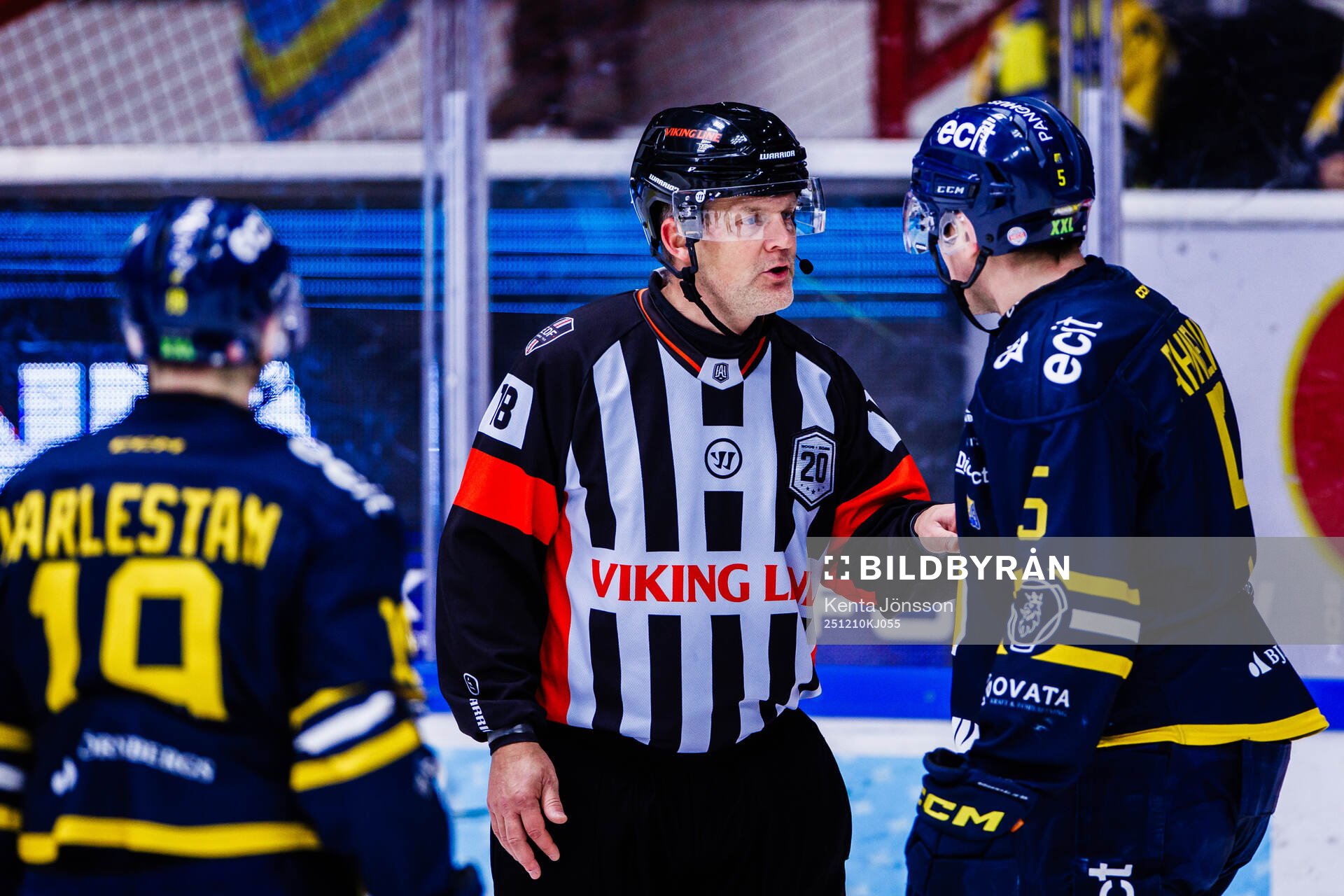 Domare Mikael Nord och Södertäljes Jonas Ahnelöv