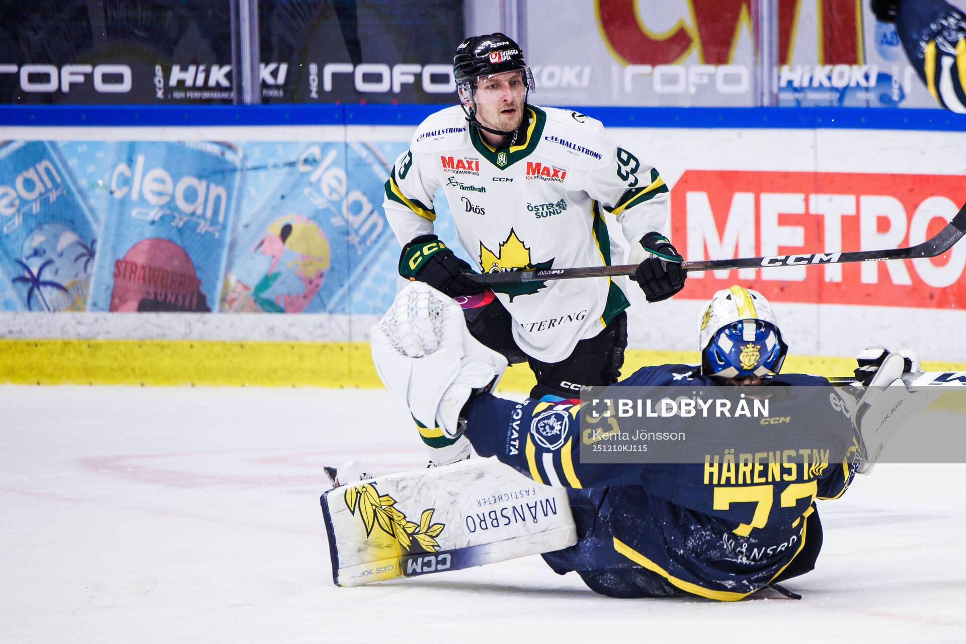Östersunds Anton Klint och Södertäljes målvakt Love