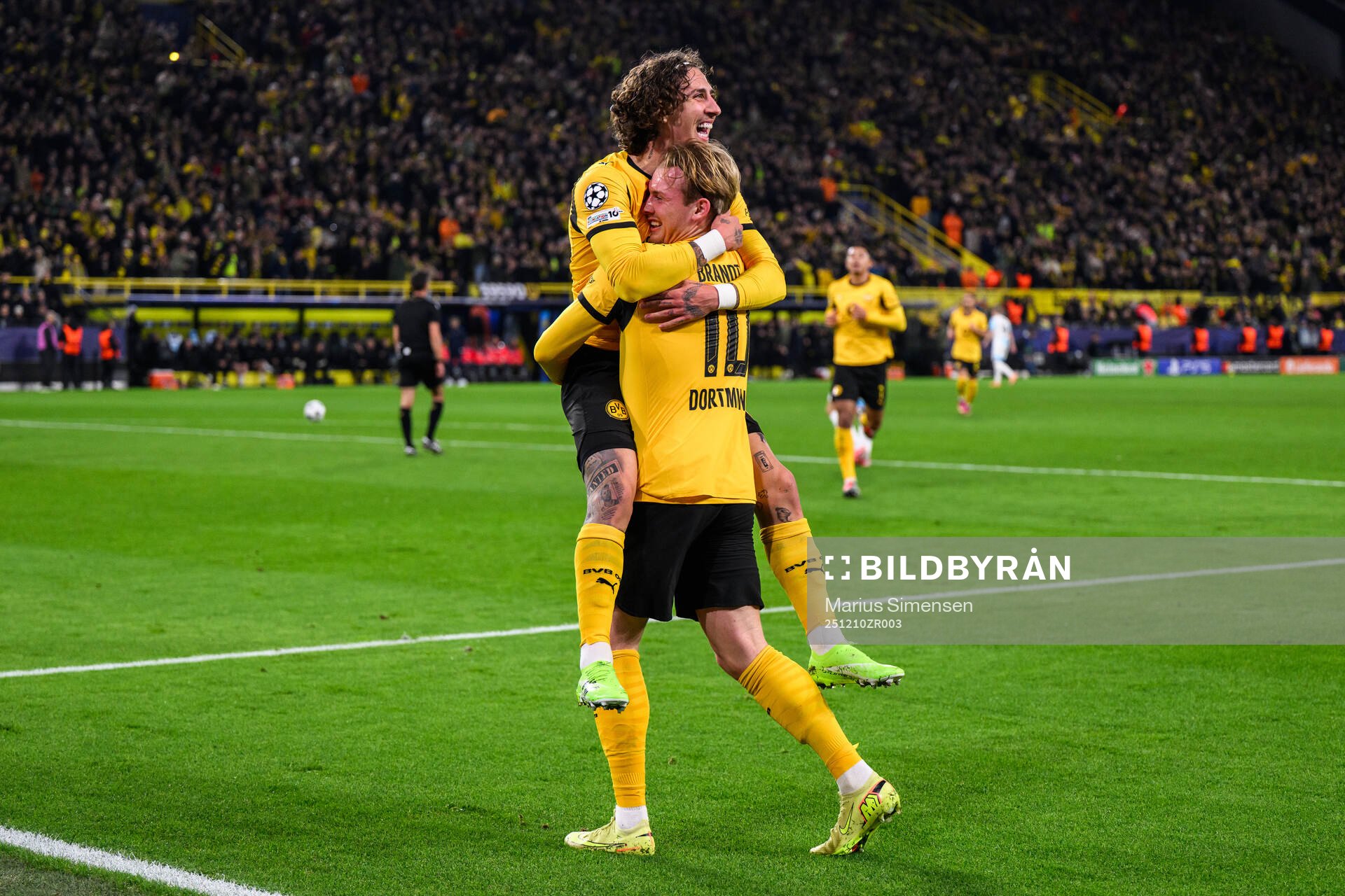 Julian Brandt of Borussia Dortmund celebrates
