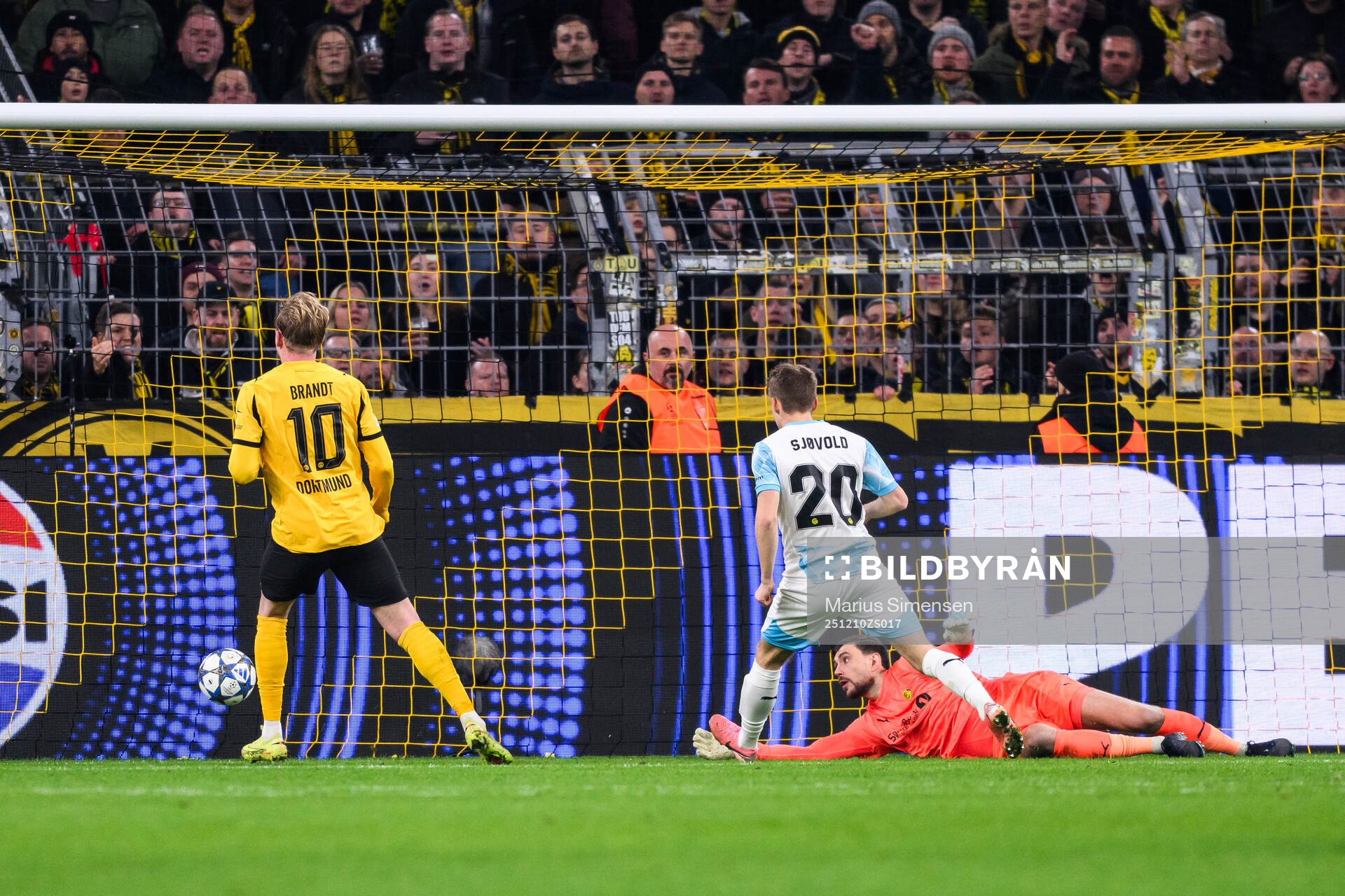 Julian Brandt of Borussia Dortmund scores 2-1
