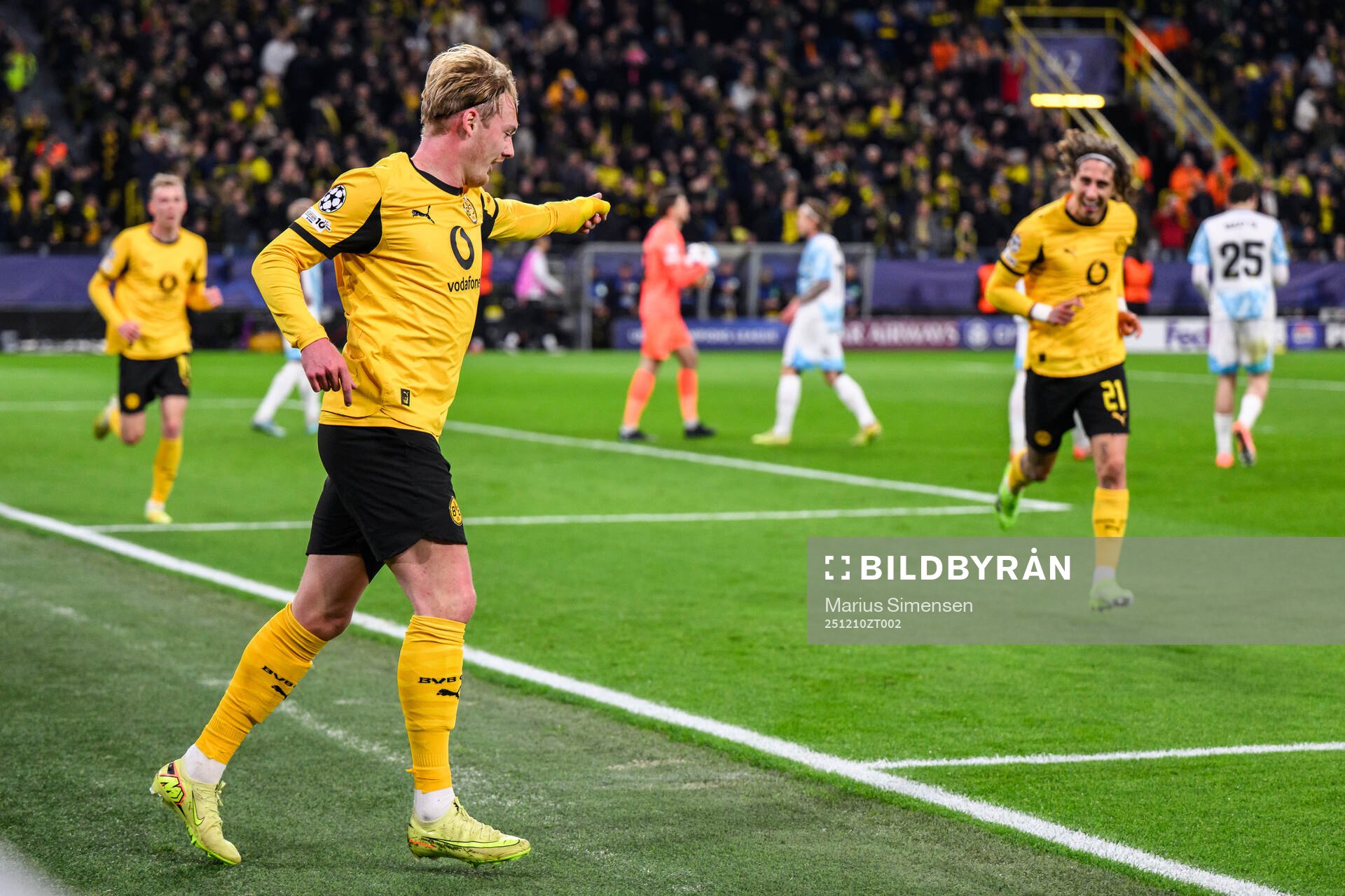Julian Brandt of Borussia Dortmund celebrates