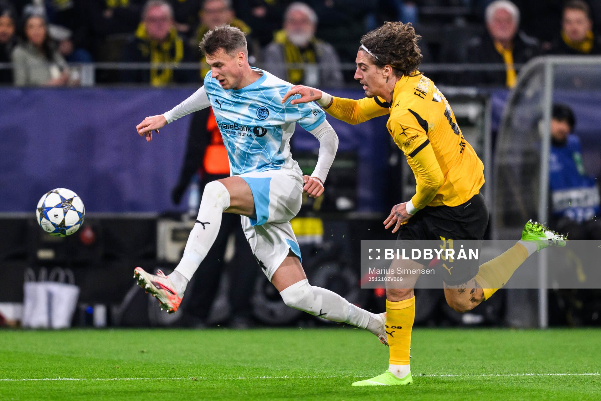 Odin Bjørtuft of Bodø/Glimt and Fábio Silva of Borussia