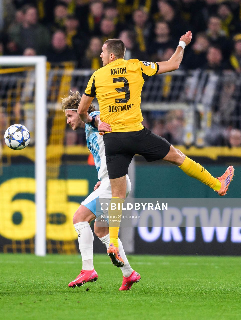 Kasper Høgh of Bodø/Glimt and Waldemar Anton of Borussia