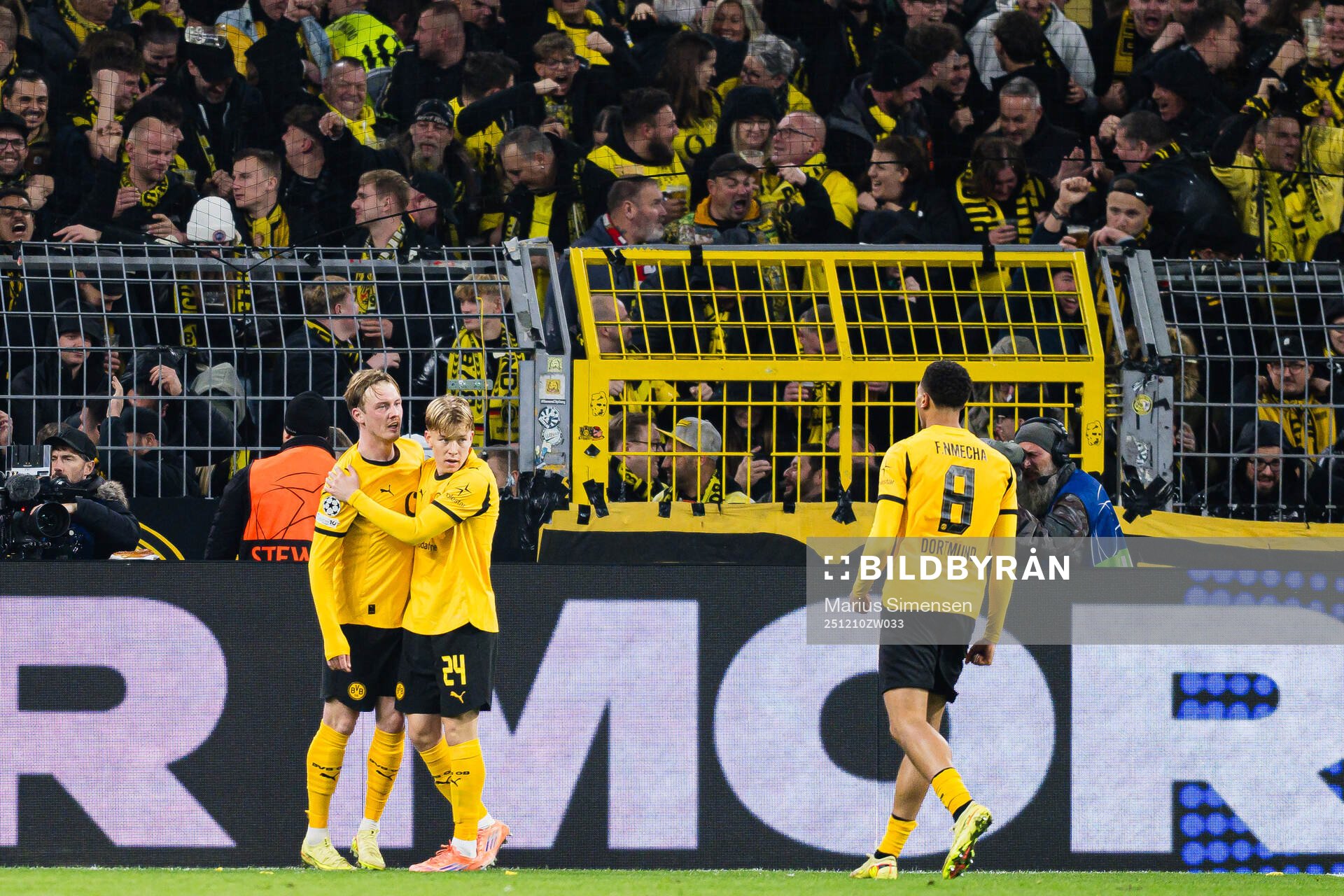 Julian Brandt of Borussia Dortmund celebrates