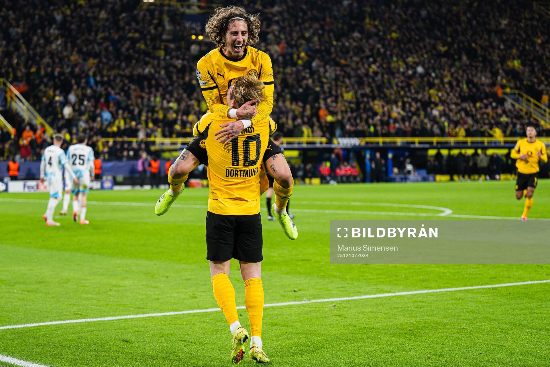 Julian Brandt of Borussia Dortmund celebrates