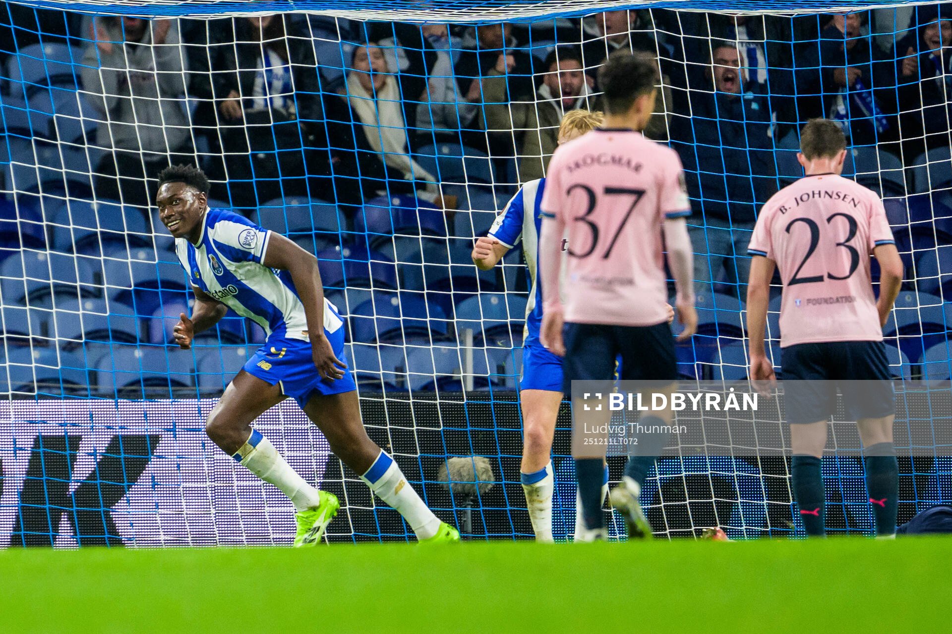 Samu of Porto celebrates
