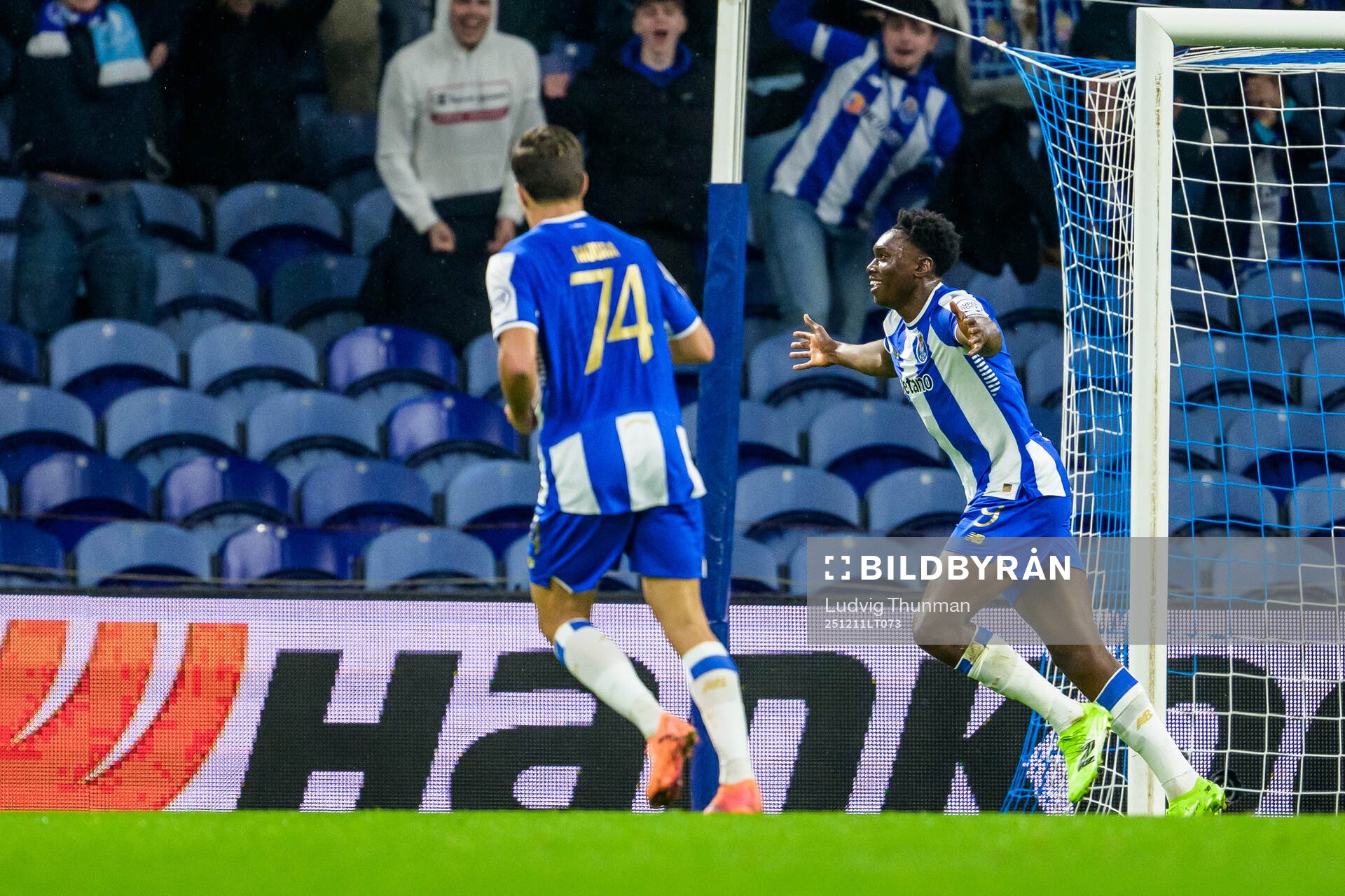 Samu of Porto celebrates