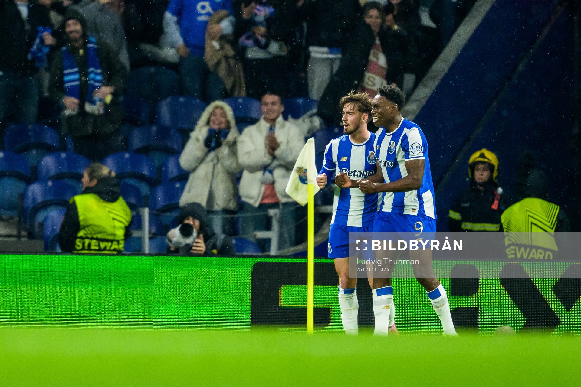 Samu of Porto celebrates