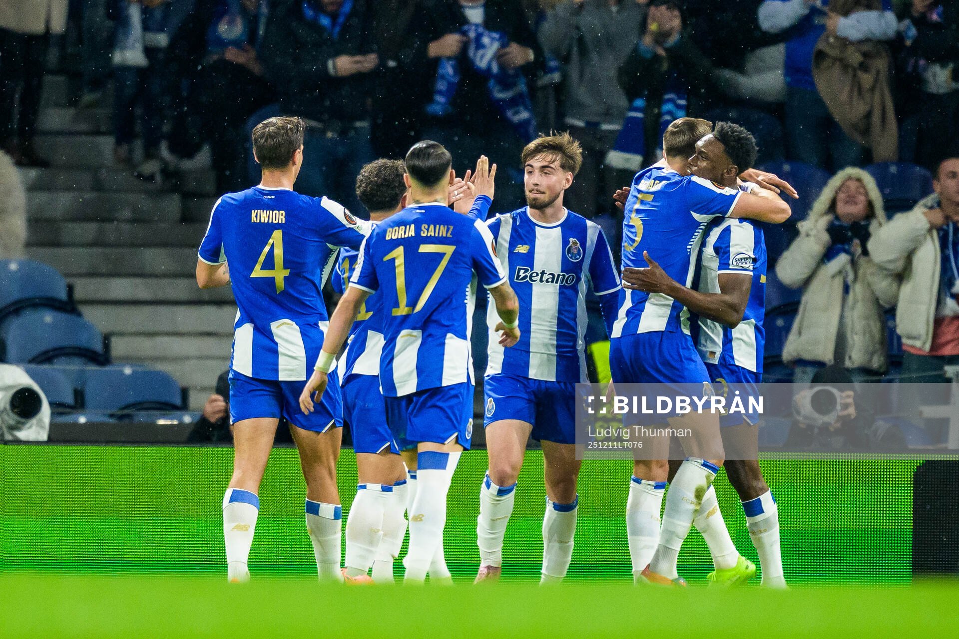 Samu of Porto celebrates