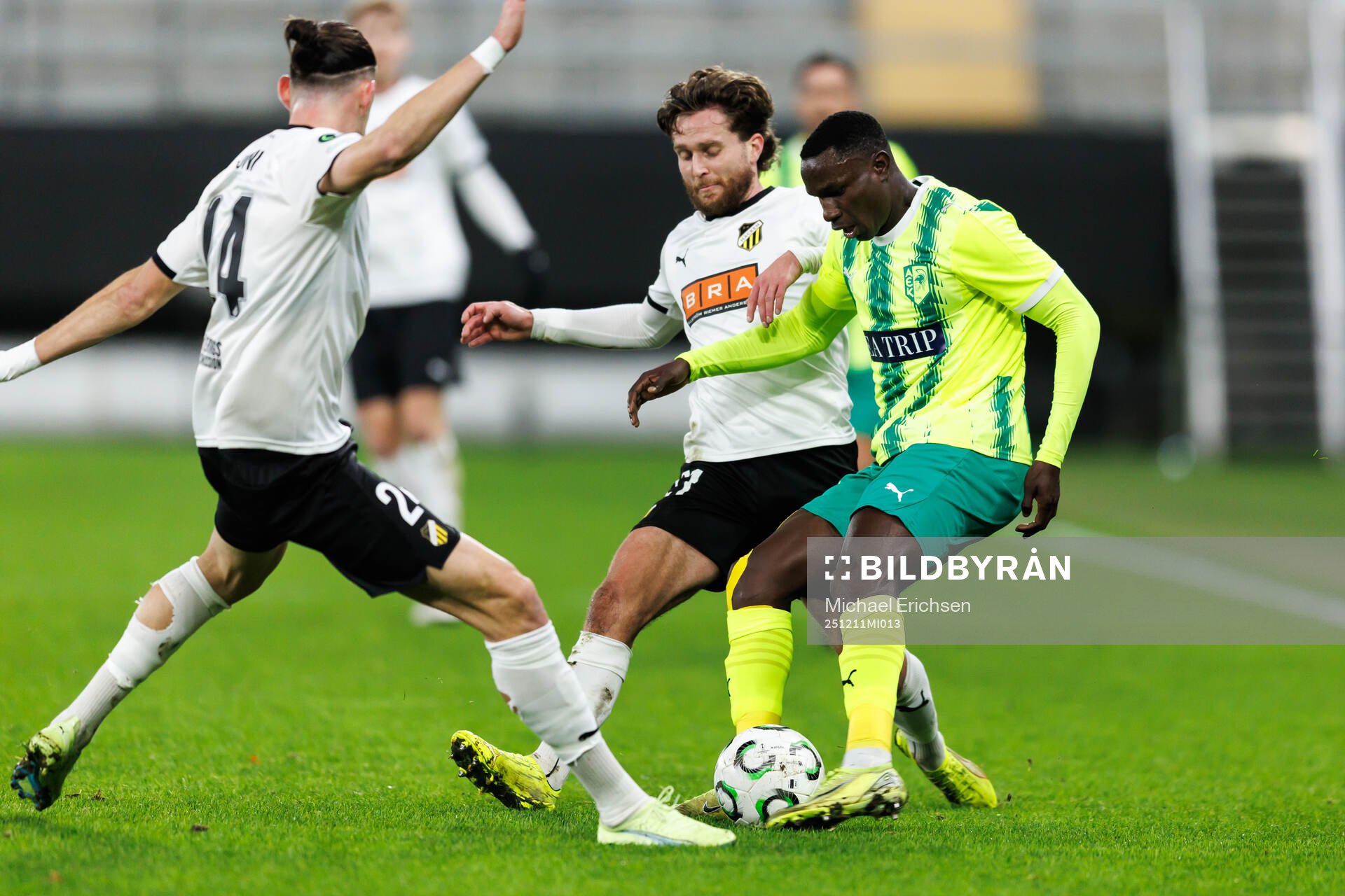 Amor Layouni and Adam Lundkvist of Häcken against Elohor