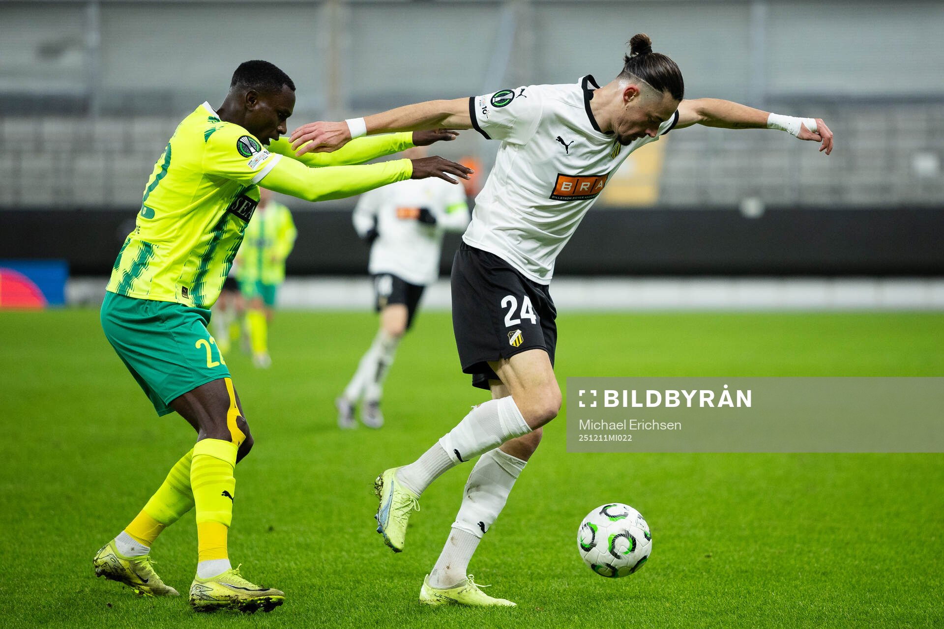 Elohor Godswill of AEK Larnaca and Amor Layouni of Häcken