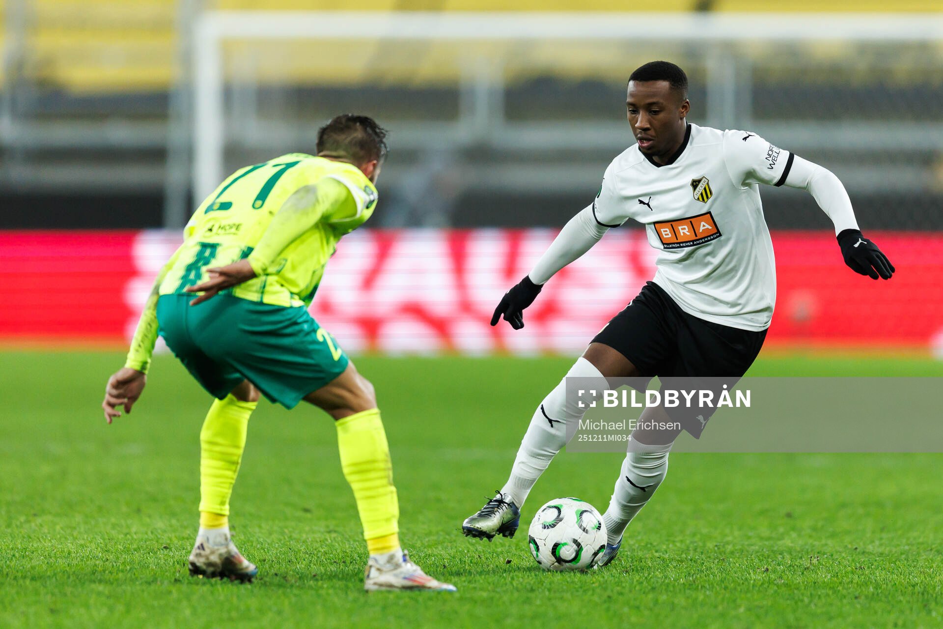 Jorge Miramon of AEK Larnaca and Sanders Ngabo of Häcken