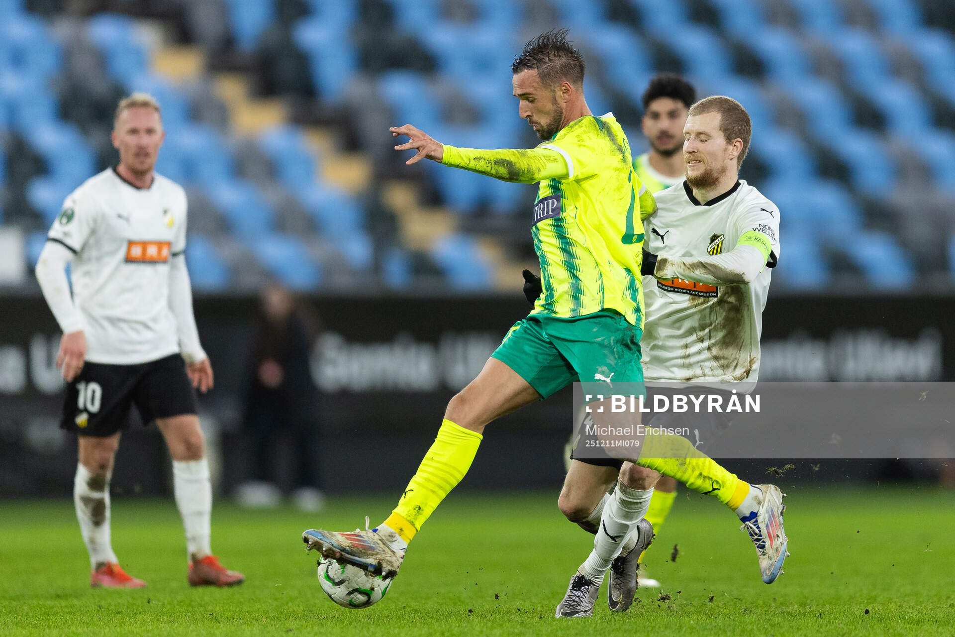 Jorge Miramon of AEK Larnaca and Simon Gustafson of Häcken