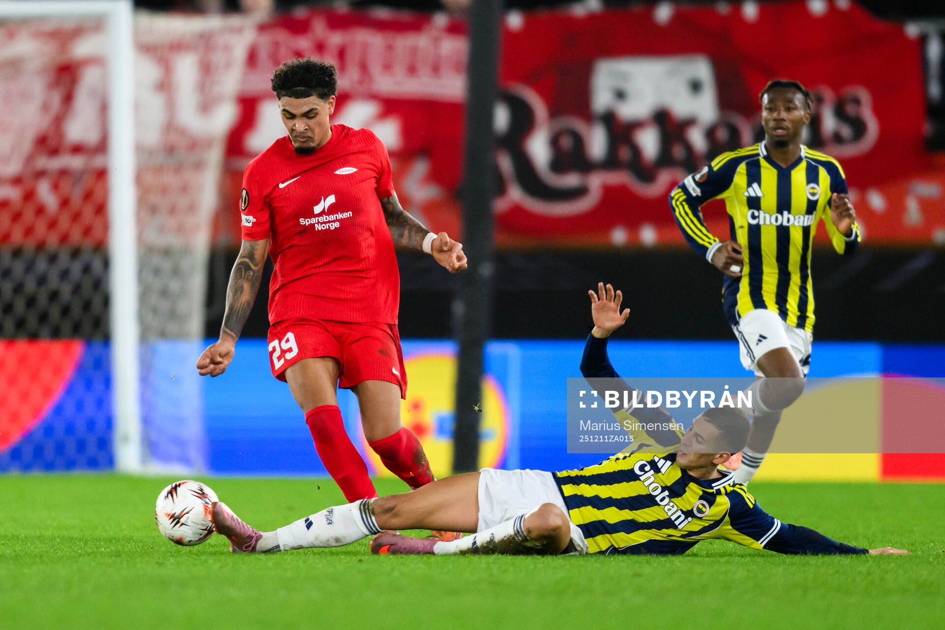 Noah Jean Holm of Brann and Mert Müldür of Fenerbahce