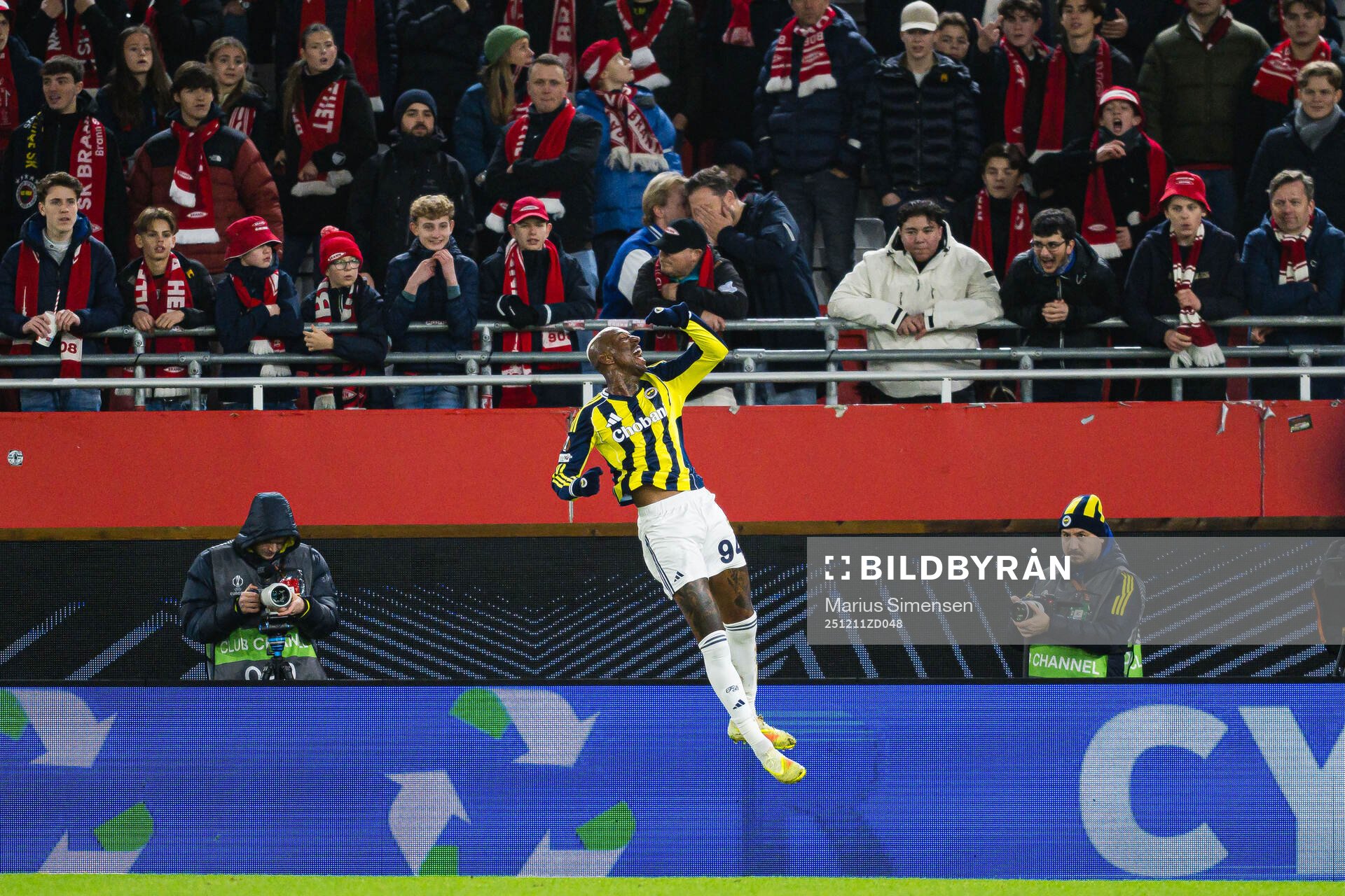 Talisca of Fenerbahce celebrates