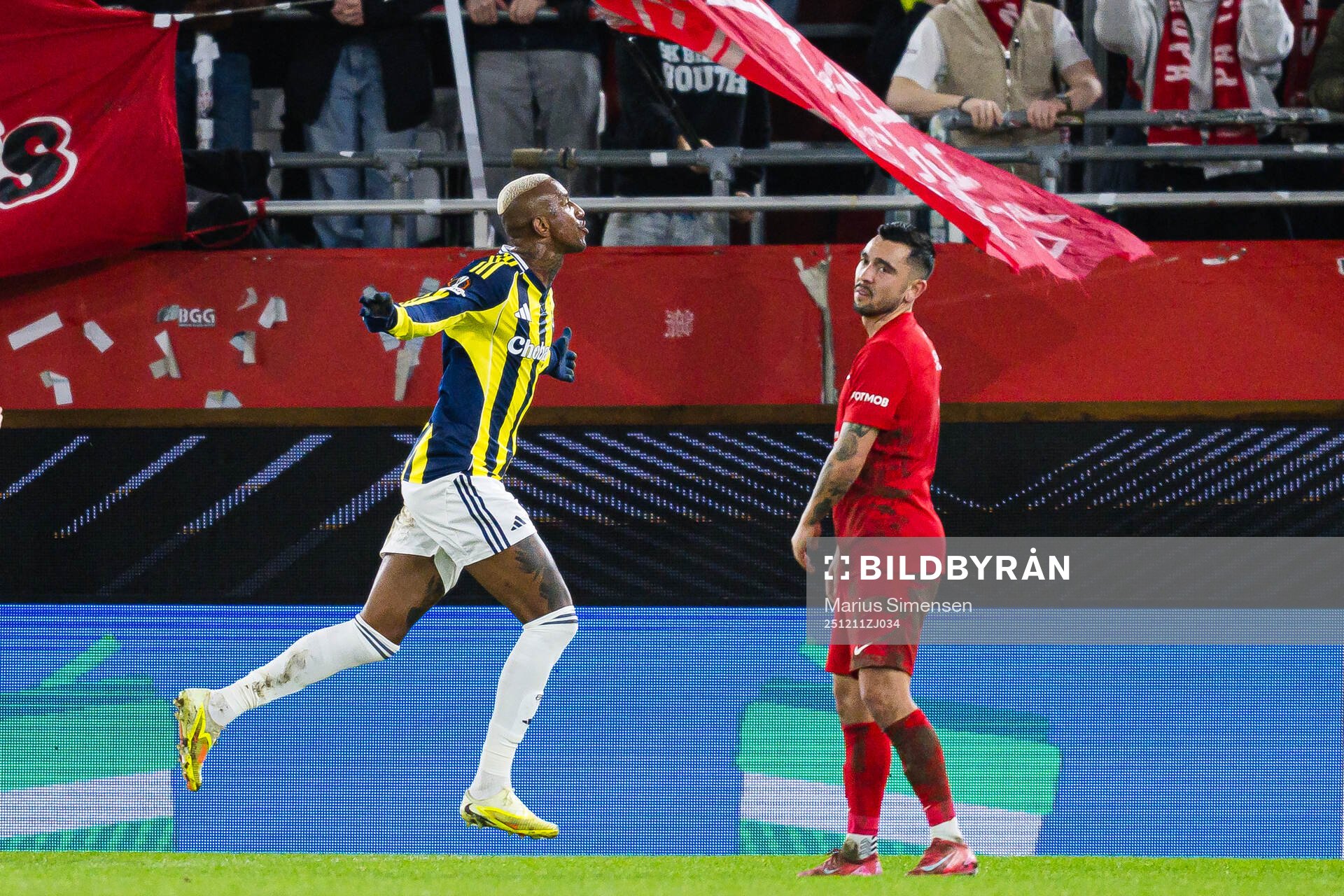 Talisca of Fenerbahce celebrates