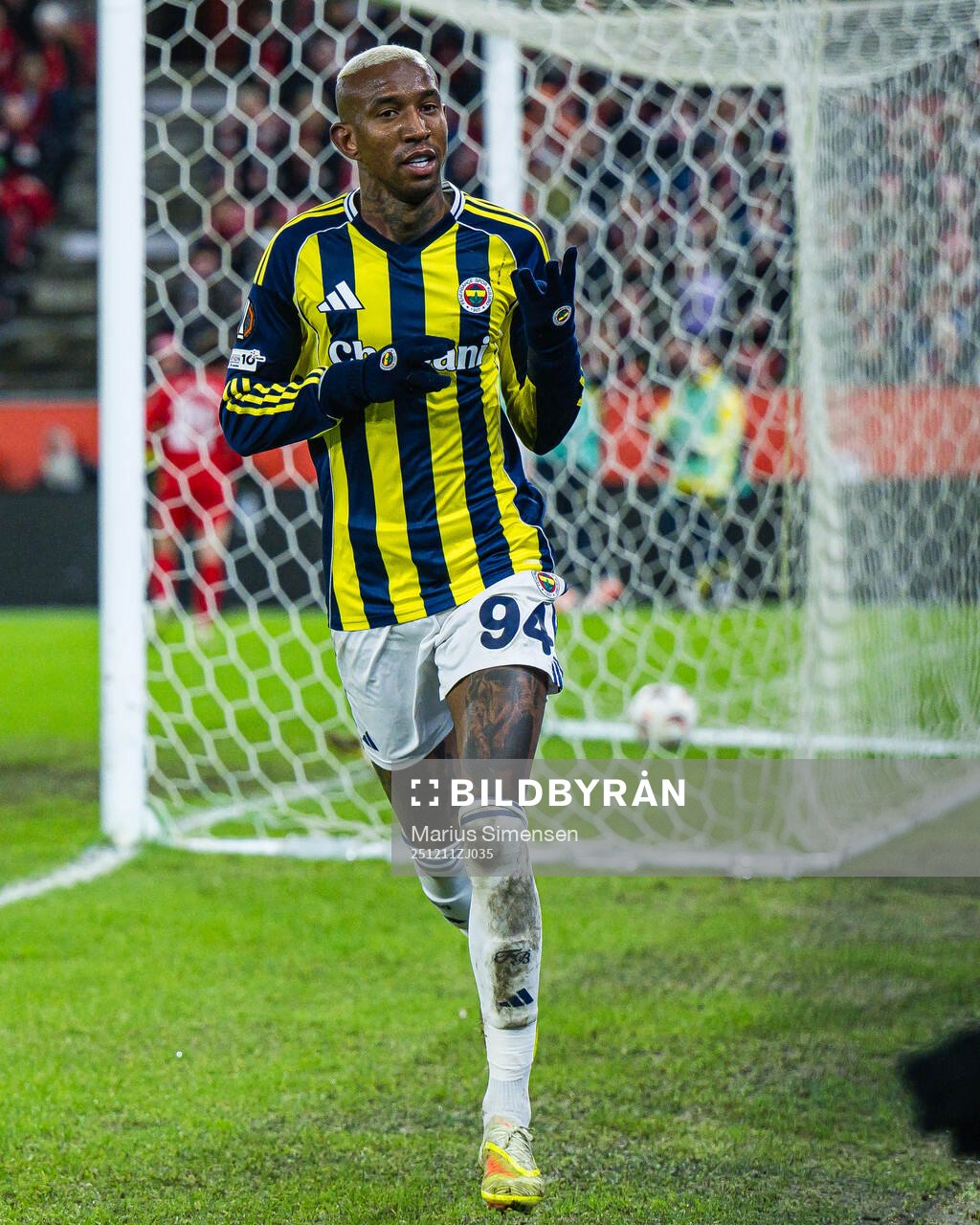Talisca of Fenerbahce celebrates