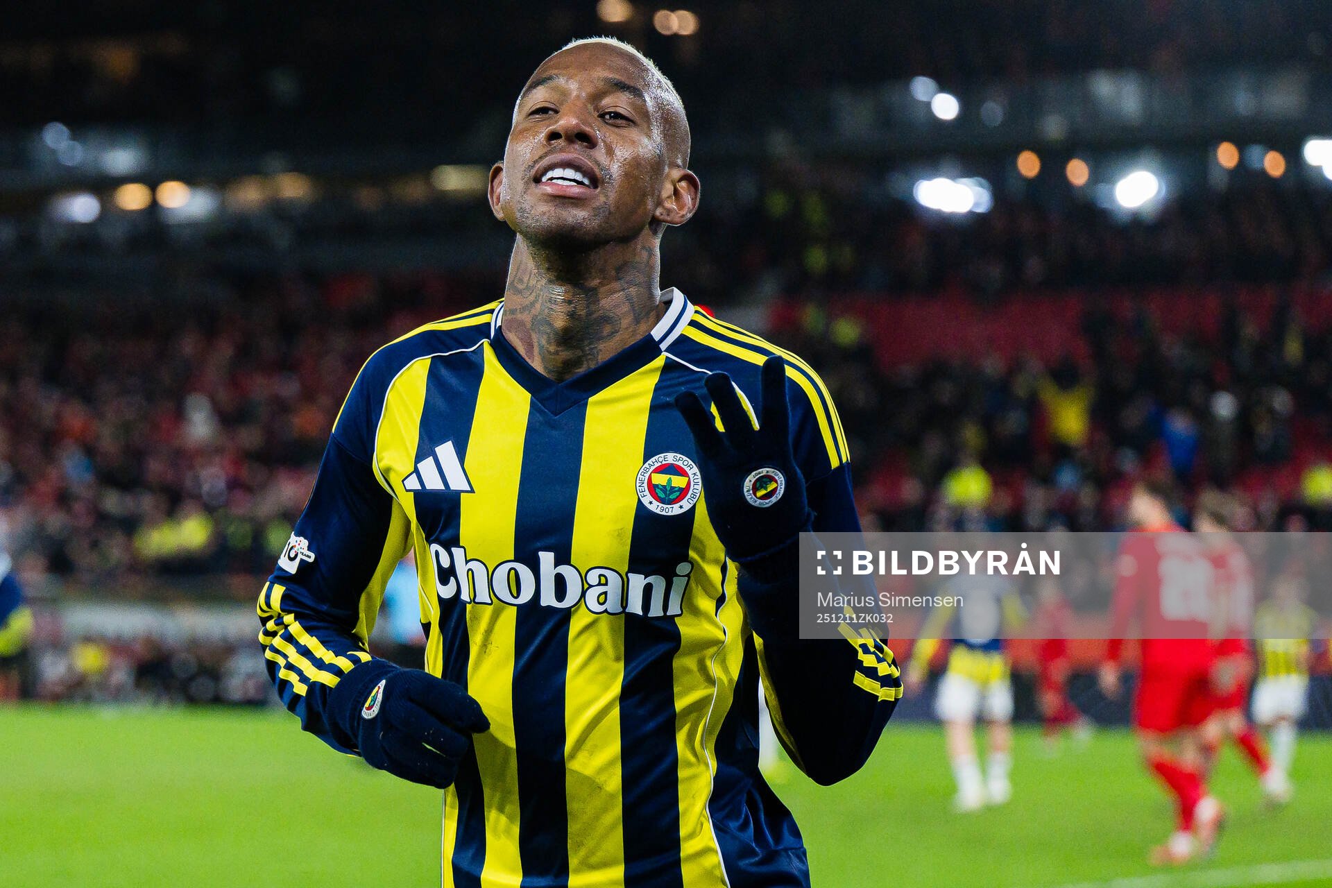 Talisca of Fenerbahce celebrates