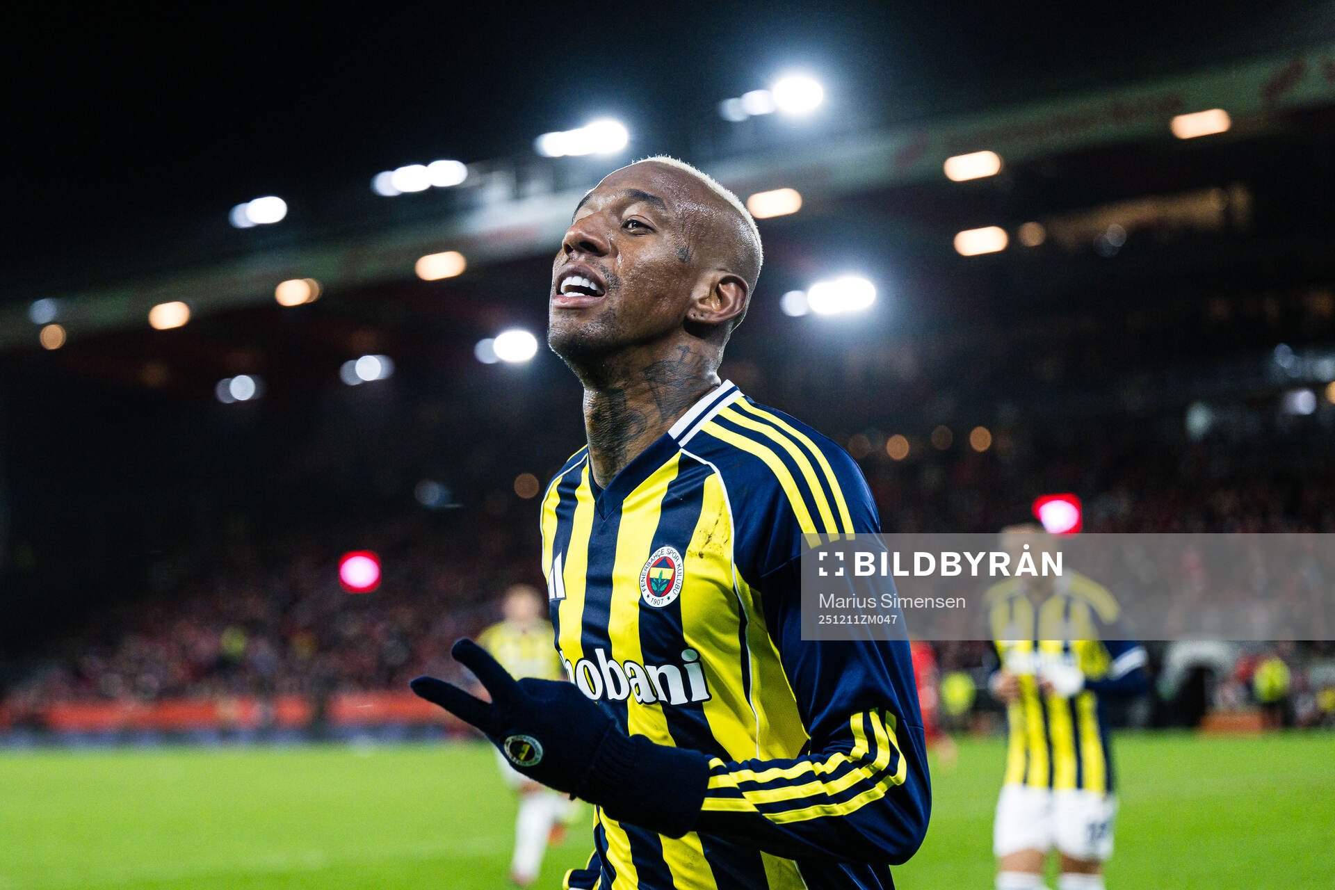 Talisca of Fenerbahce celebrates