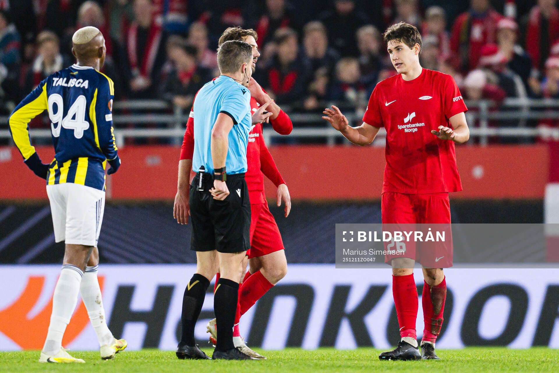Willy Delajod, referee, and Eivind Helland of Brann
